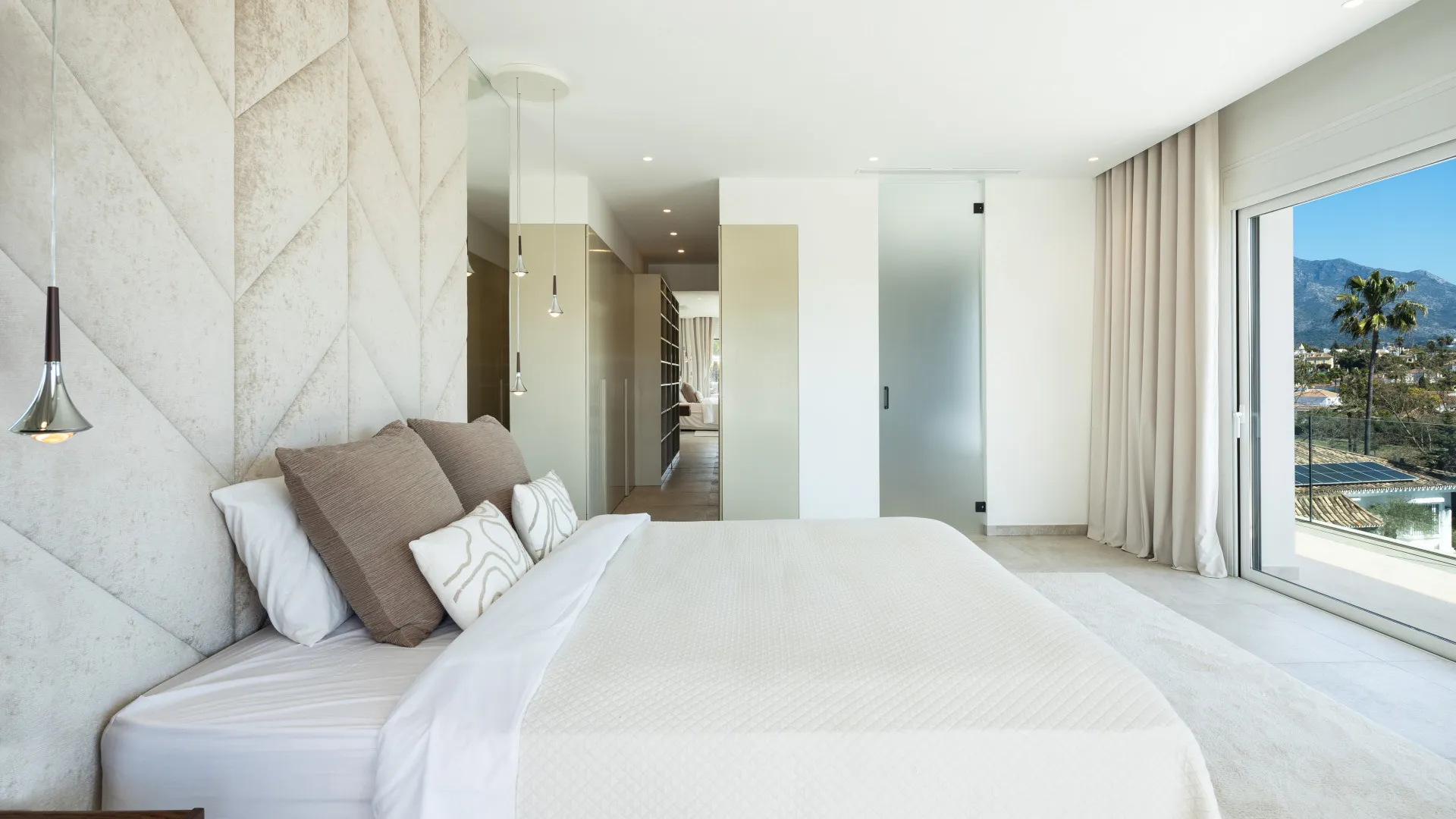 Villa de 5 dormitorios en venta en Nueva Andalucia