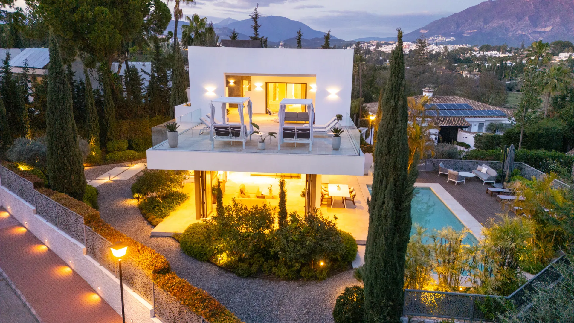 Villa de 5 dormitorios en venta en Nueva Andalucia