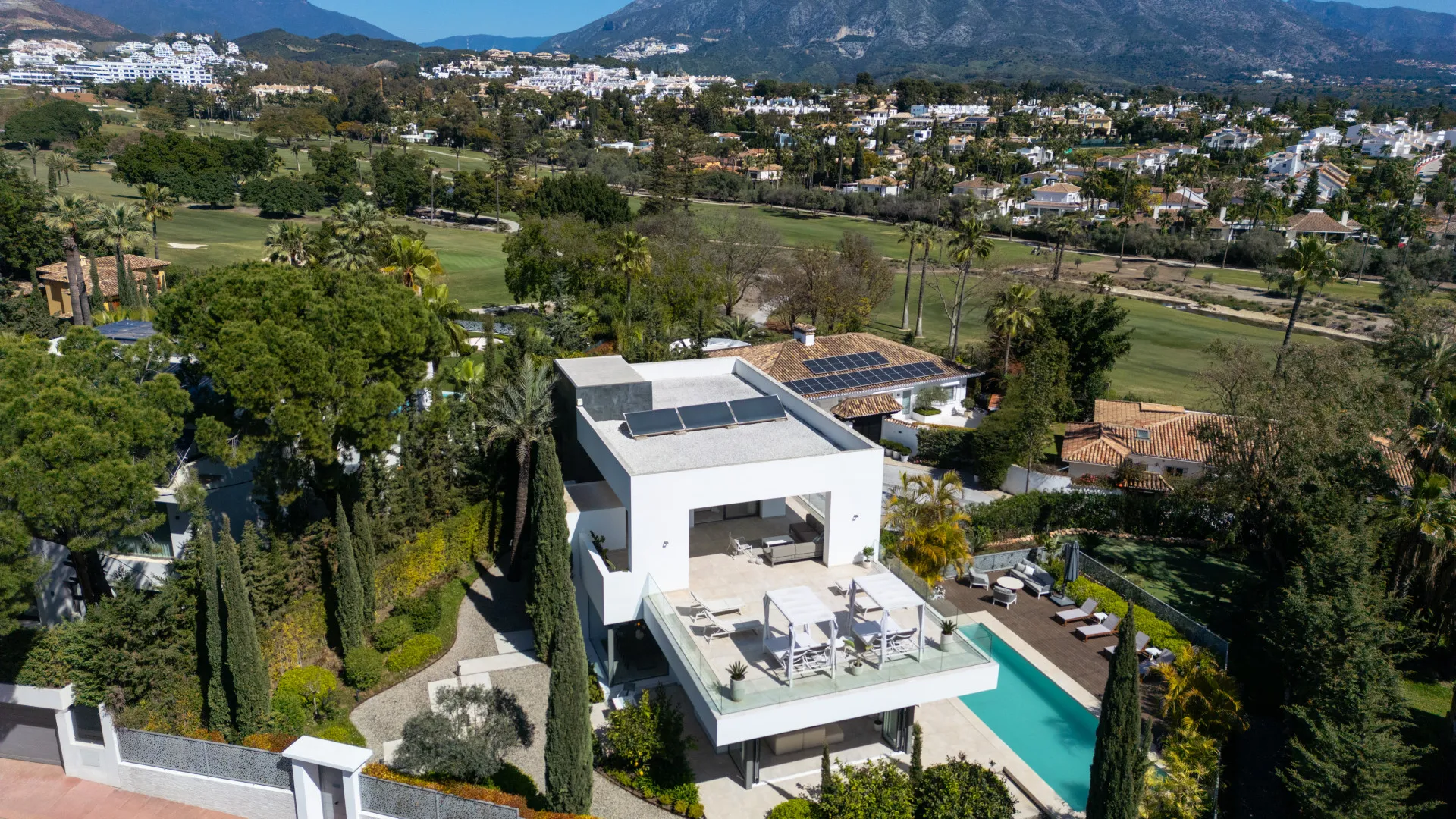 Villa de 5 dormitorios en venta en Nueva Andalucia