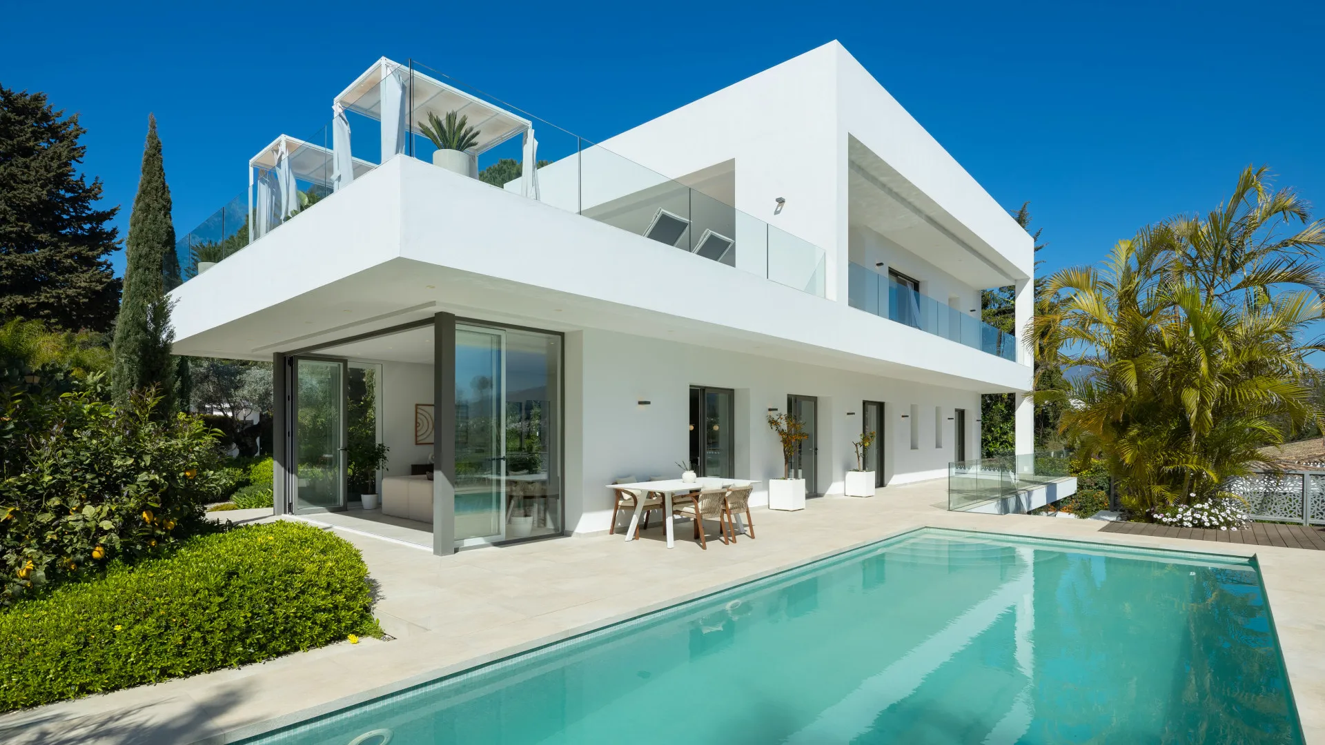 Villa de 5 dormitorios en venta en Nueva Andalucia
