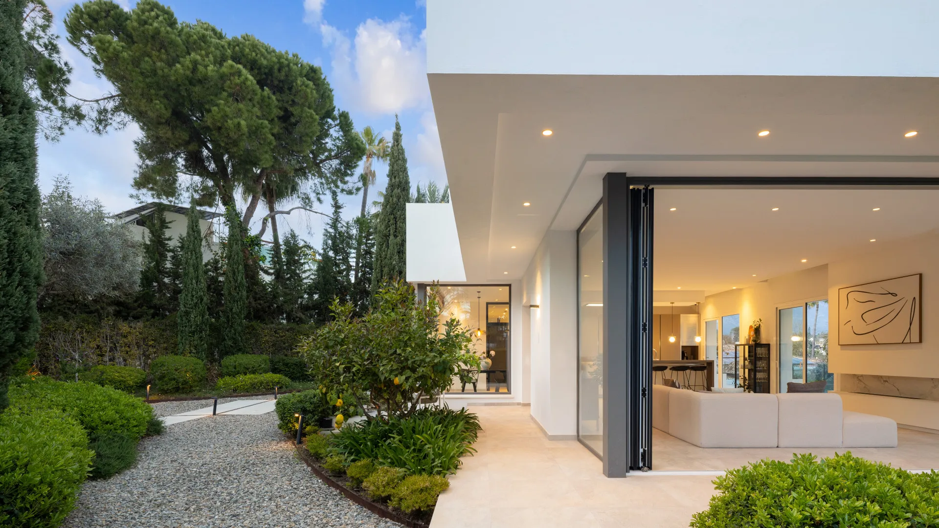 Villa de 5 dormitorios en venta en Nueva Andalucia