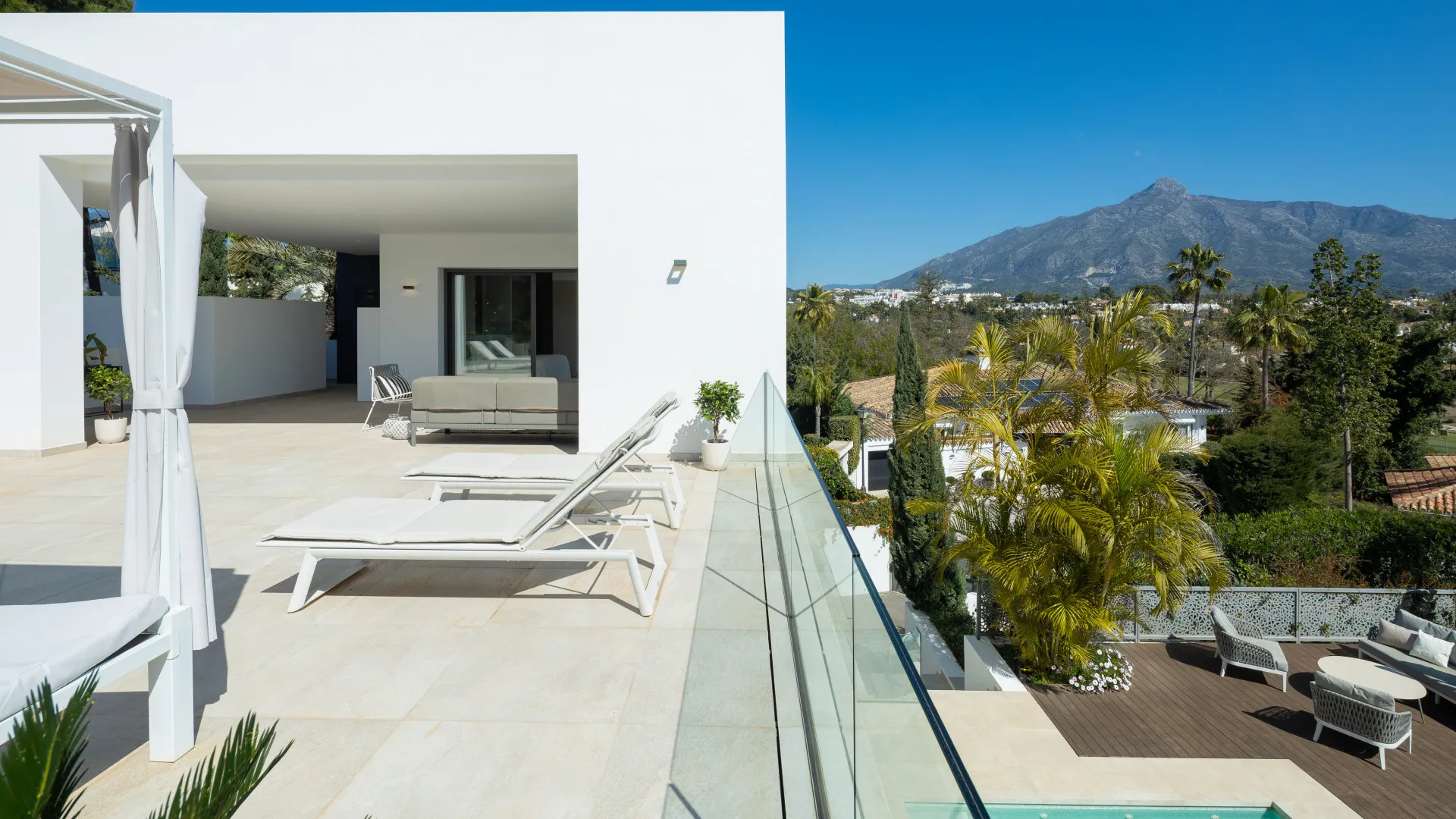Villa de 5 dormitorios en venta en Nueva Andalucia