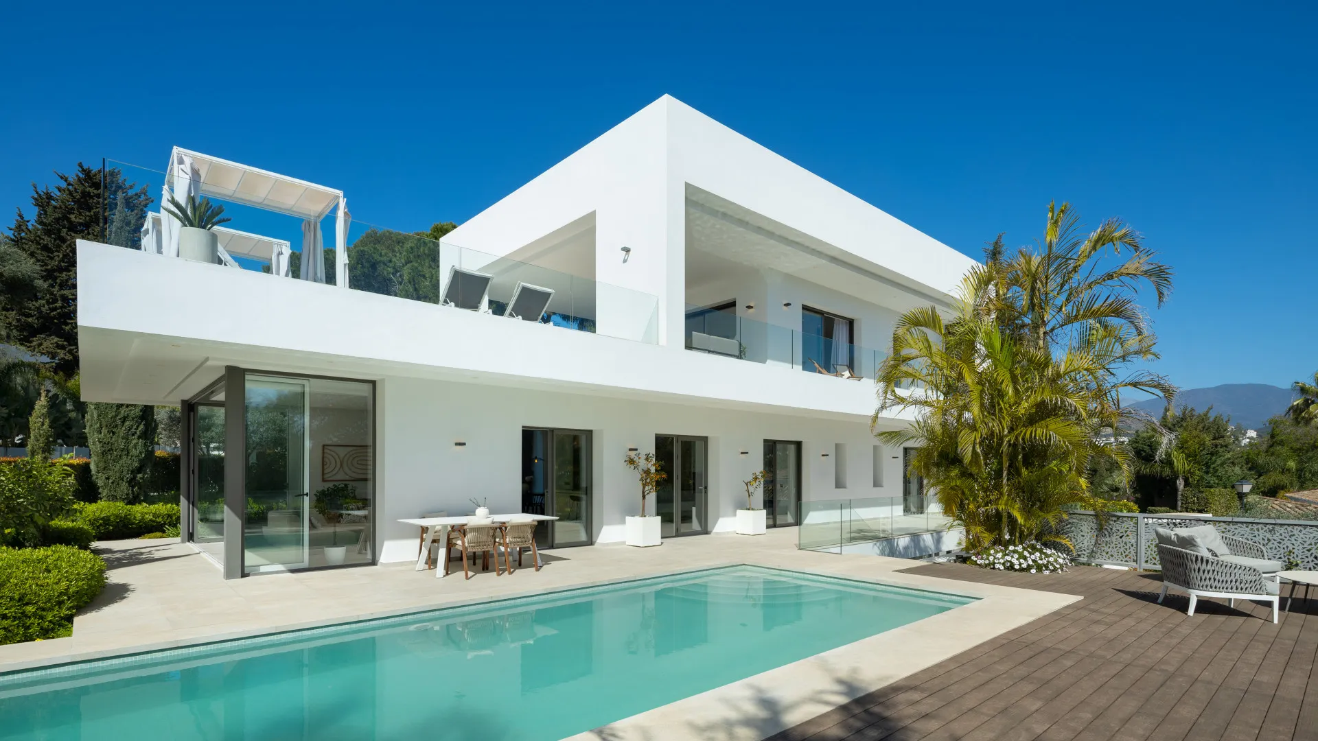 Villa de 5 dormitorios en venta en Nueva Andalucia