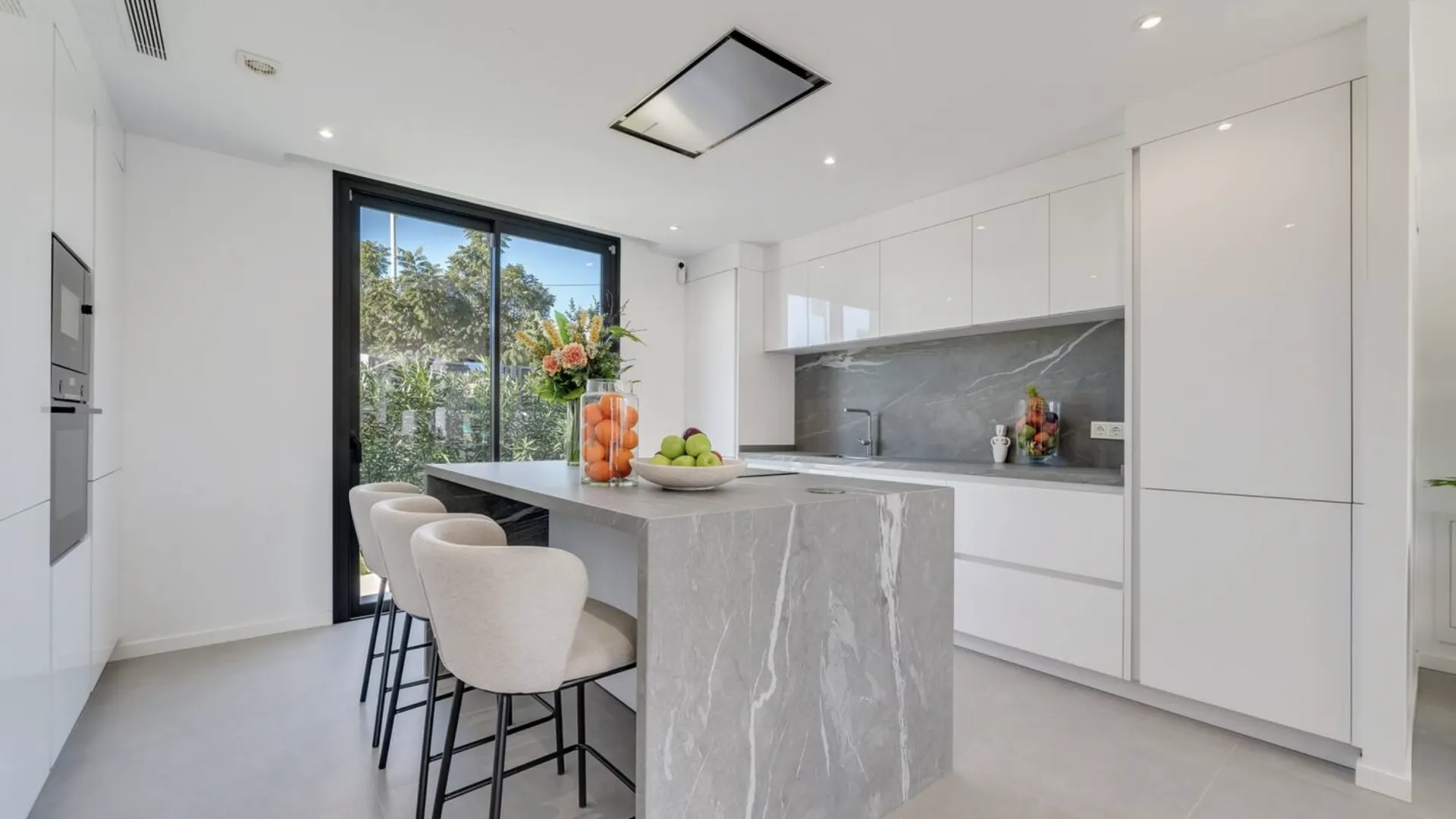 5 bedrooms villa in El Paraiso for sale