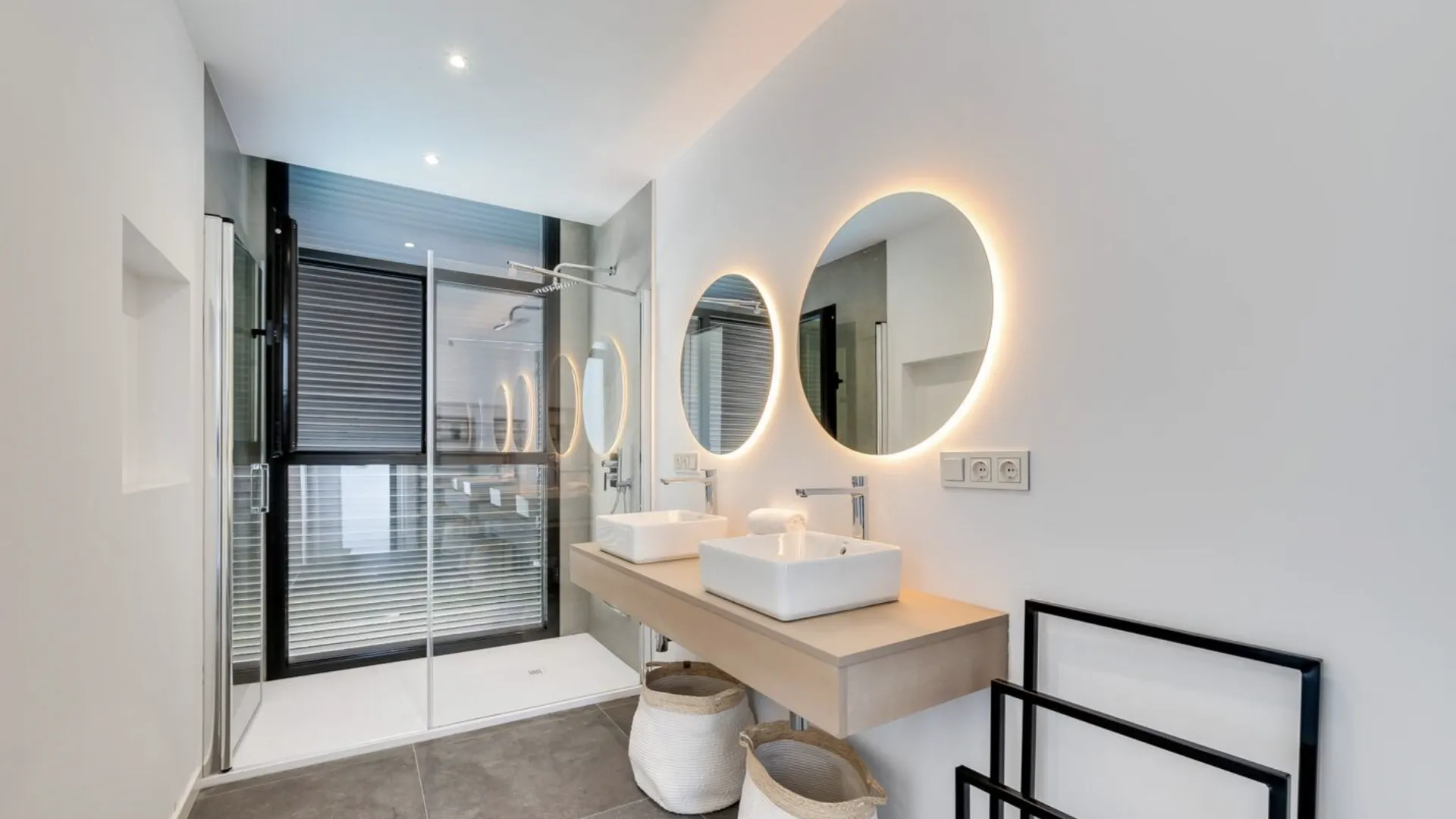 5 bedrooms villa in El Paraiso for sale