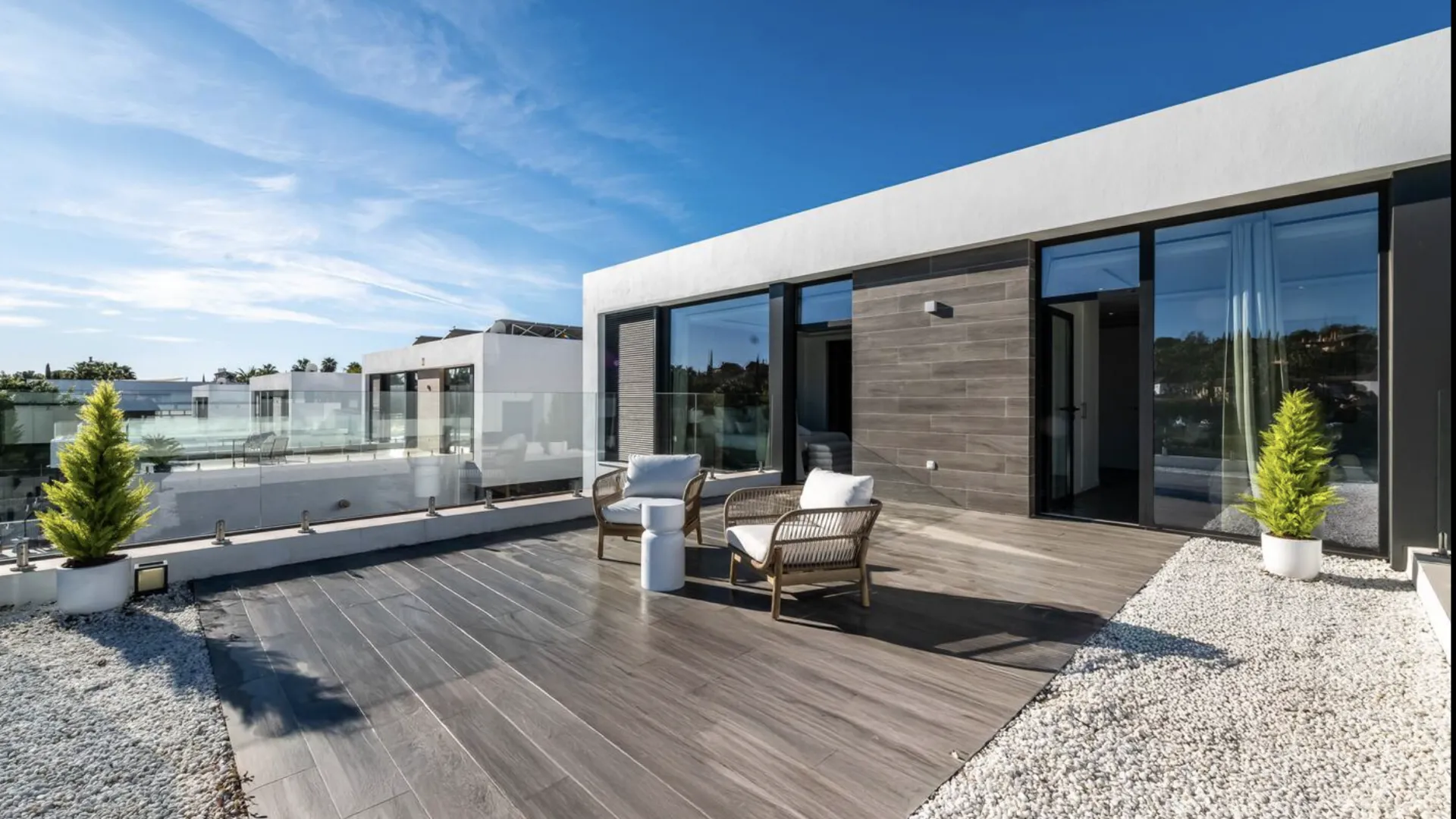 5 bedrooms villa in El Paraiso for sale