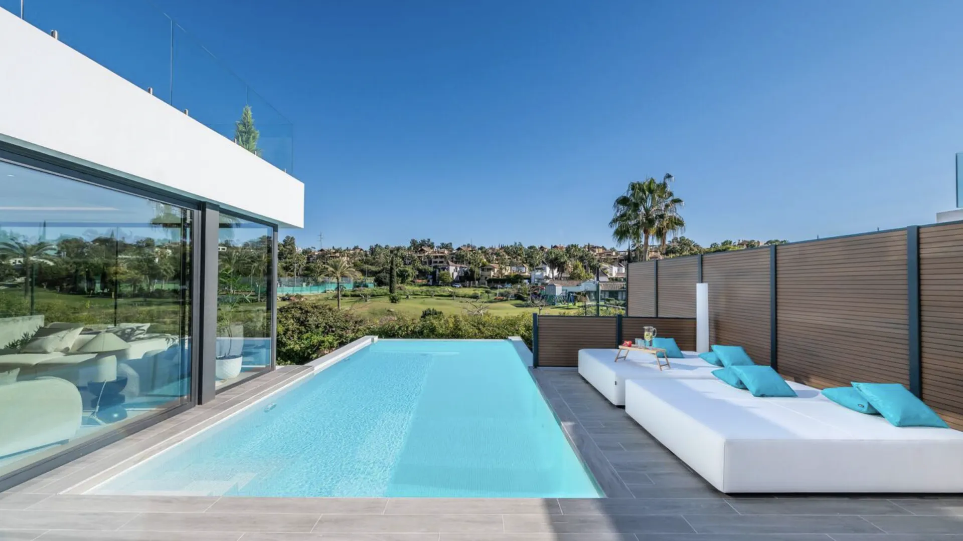 5 bedrooms villa in El Paraiso for sale