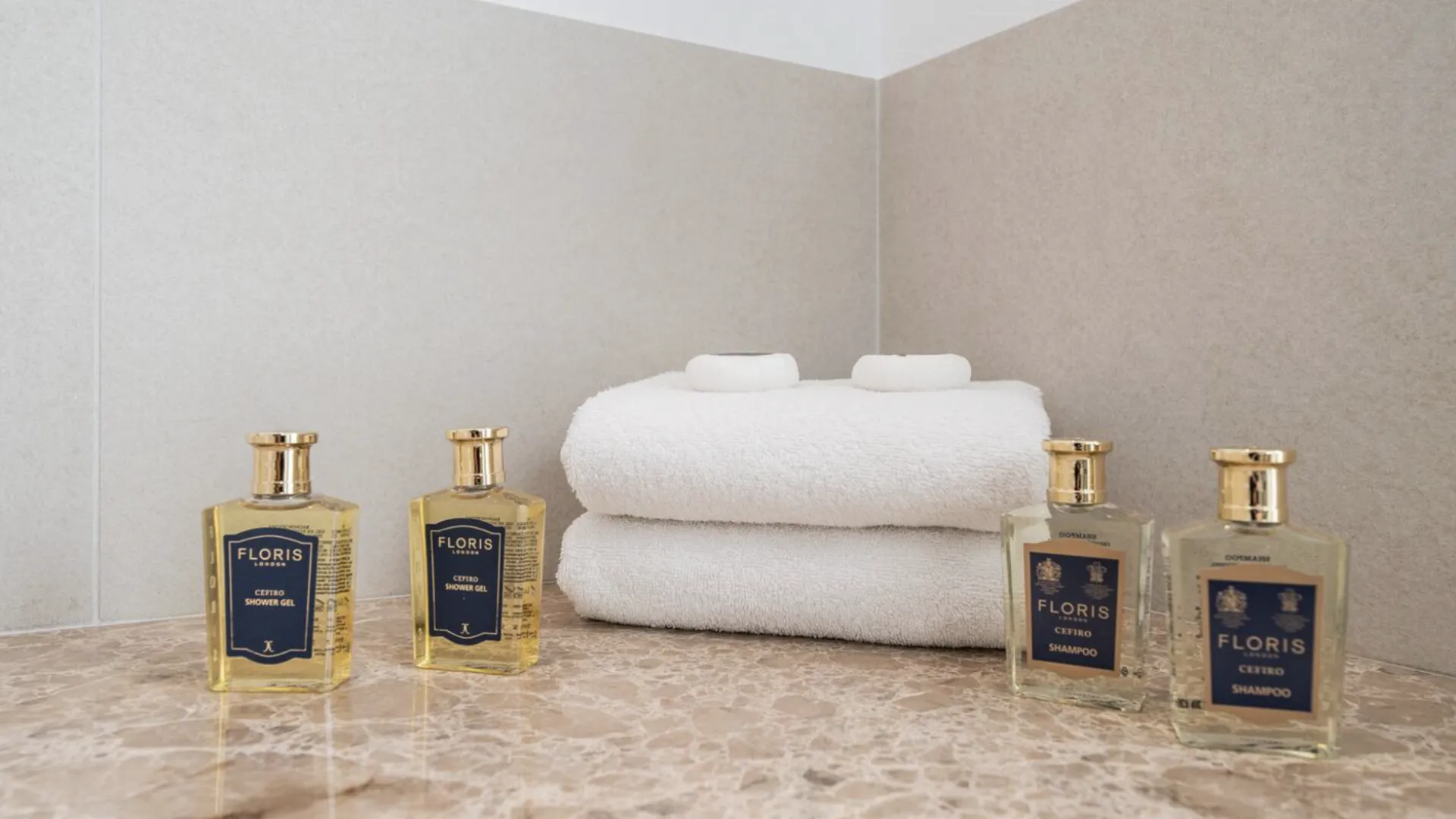 5 bedrooms villa in El Paraiso for sale