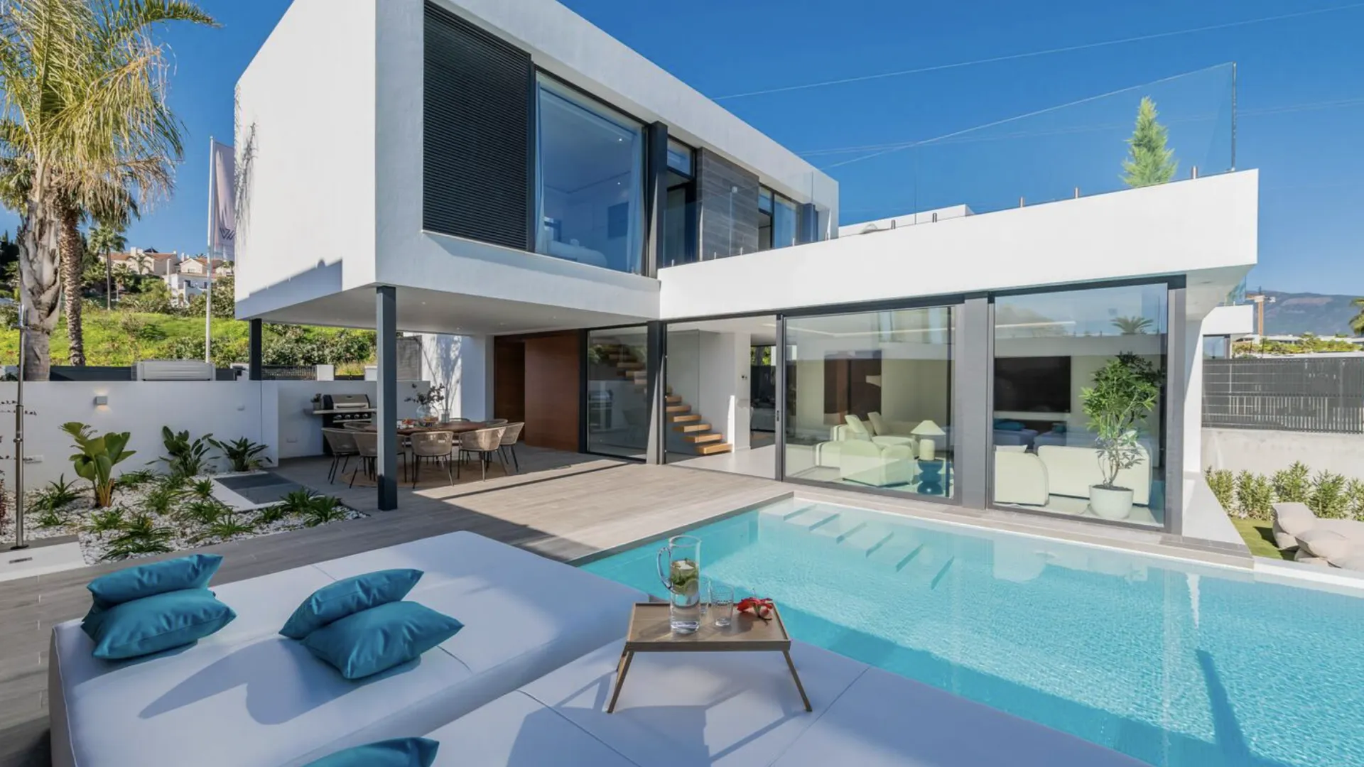 5 bedrooms villa in El Paraiso for sale