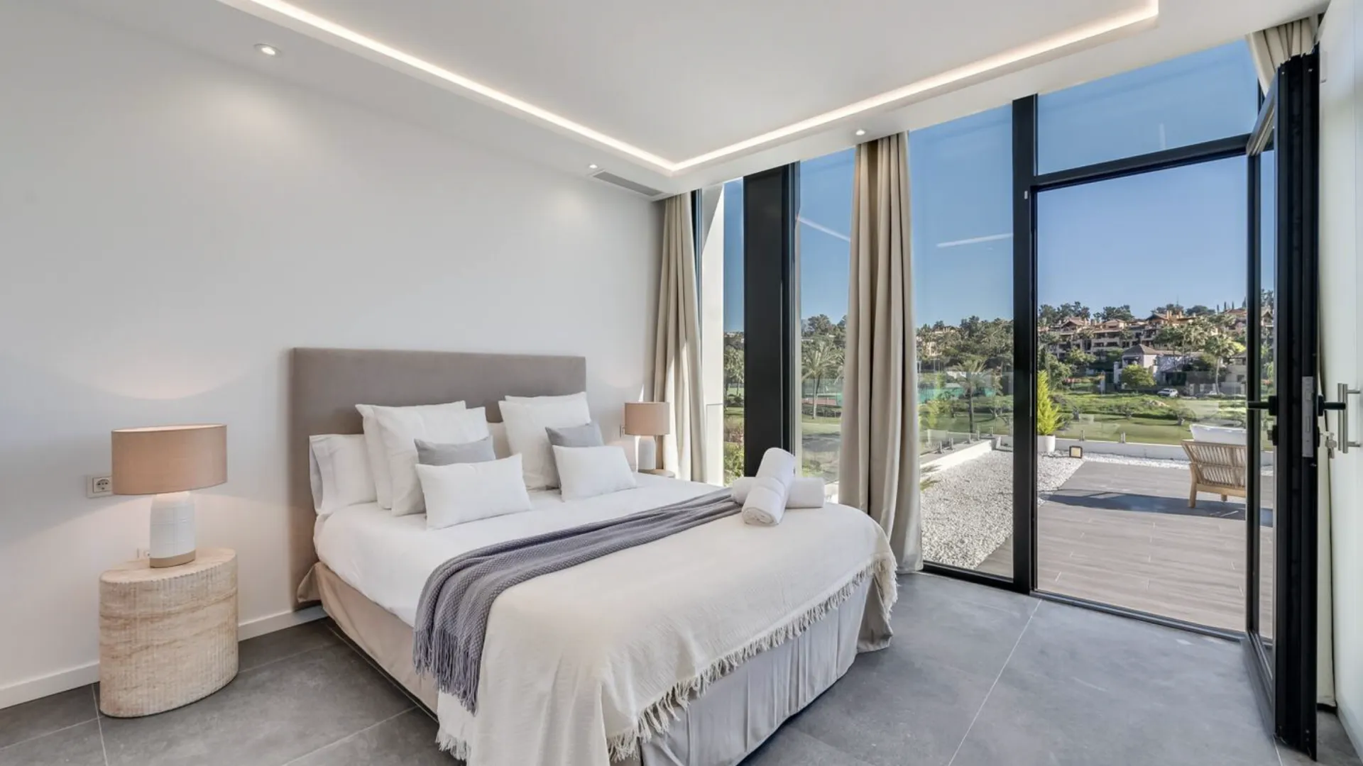 5 bedrooms villa in El Paraiso for sale