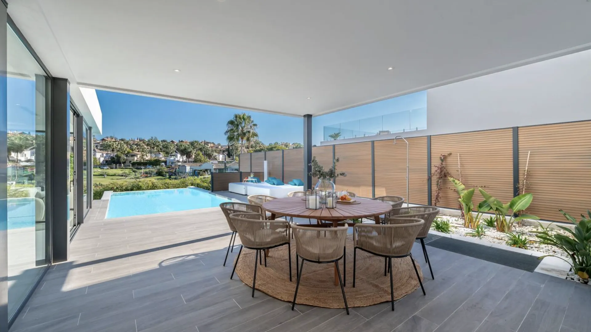 5 bedrooms villa in El Paraiso for sale