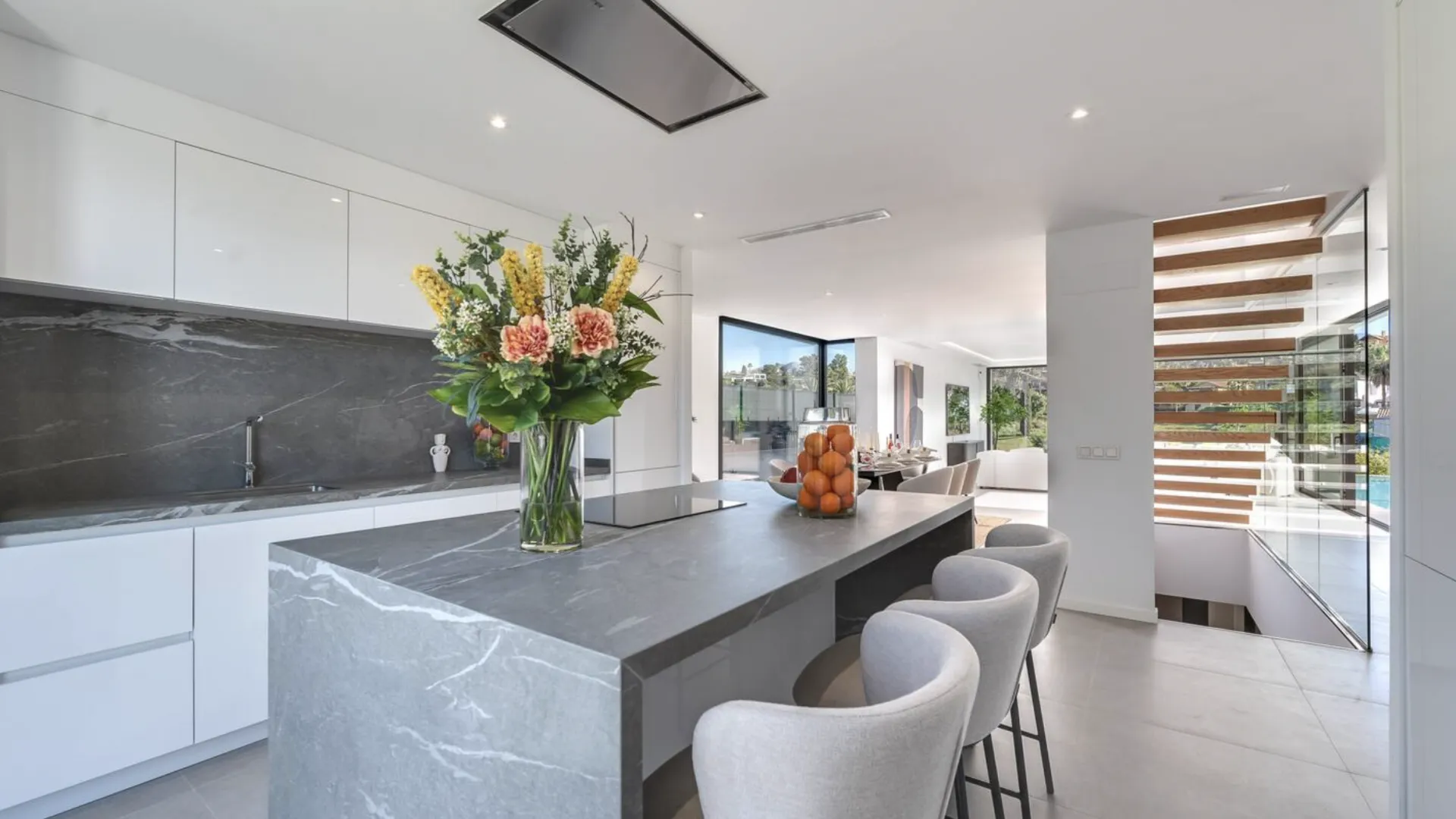 5 bedrooms villa in El Paraiso for sale