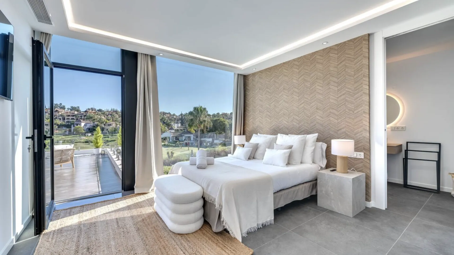 5 bedrooms villa in El Paraiso for sale