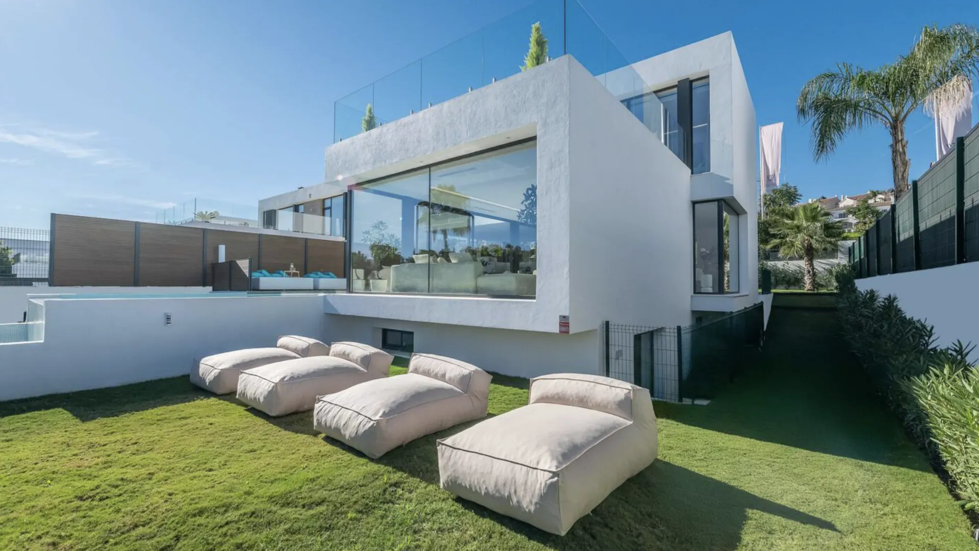 5 bedrooms villa in El Paraiso for sale