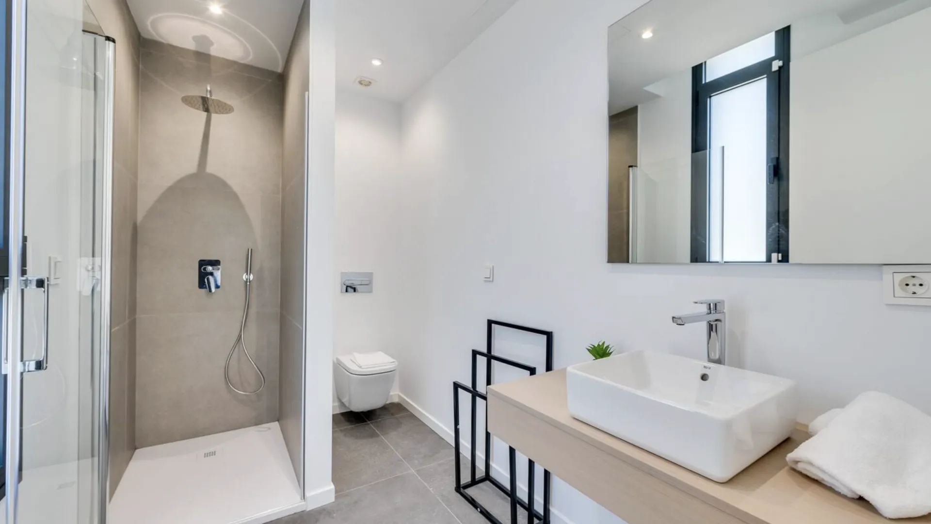 5 bedrooms villa in El Paraiso for sale