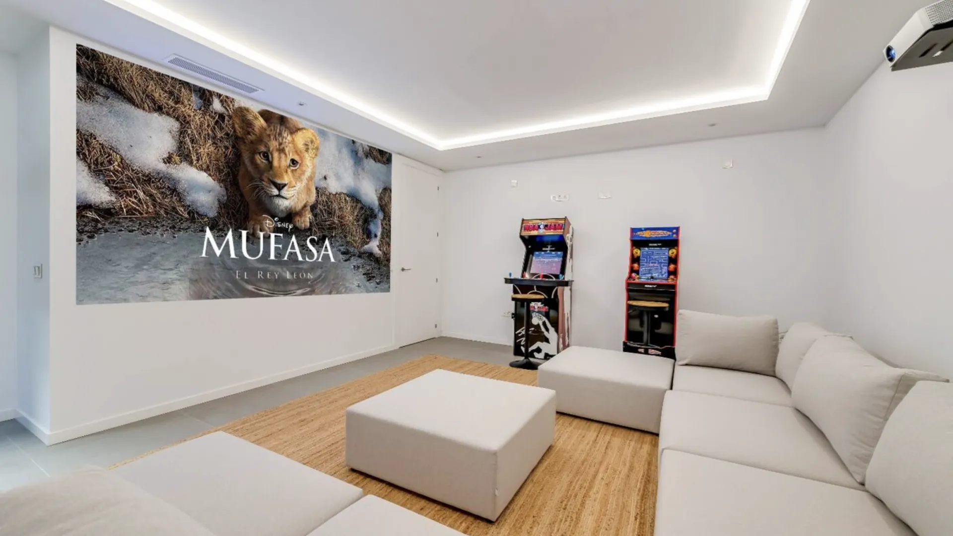 5 bedrooms villa in El Paraiso for sale