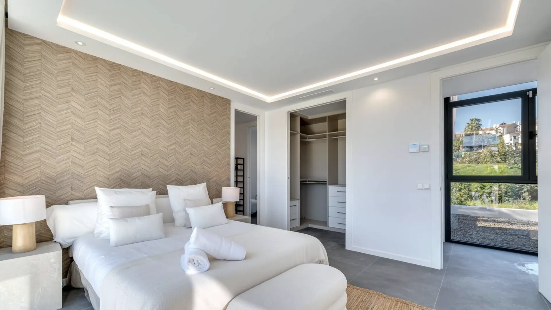 5 bedrooms villa in El Paraiso for sale