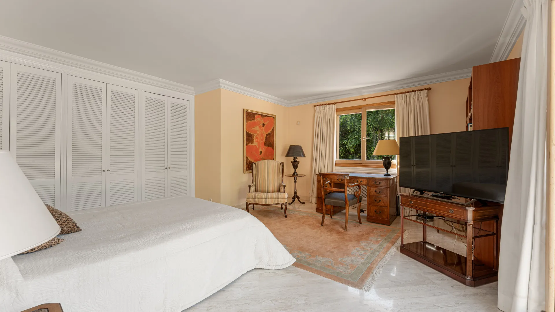 Buy Nueva Andalucia villa with 5 bedrooms