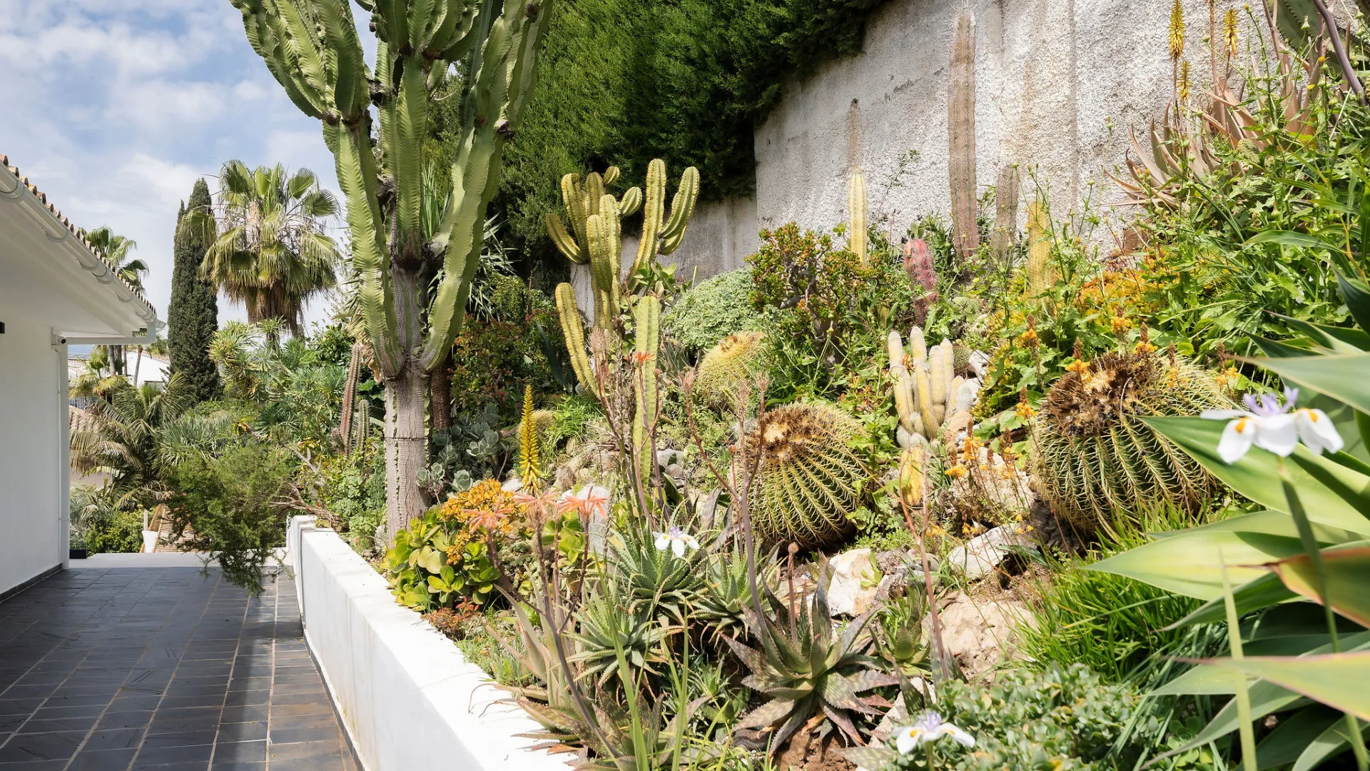 Villa for sale in Elviria with 4 bedrooms