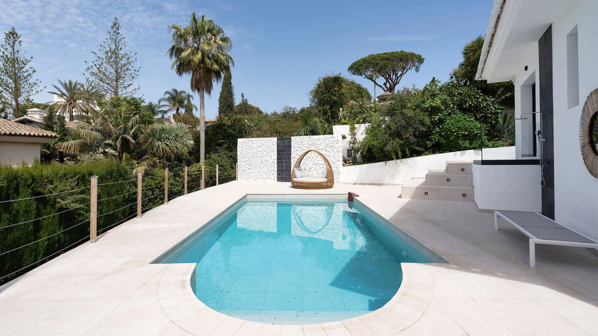 Villa for sale in Elviria with 4 bedrooms