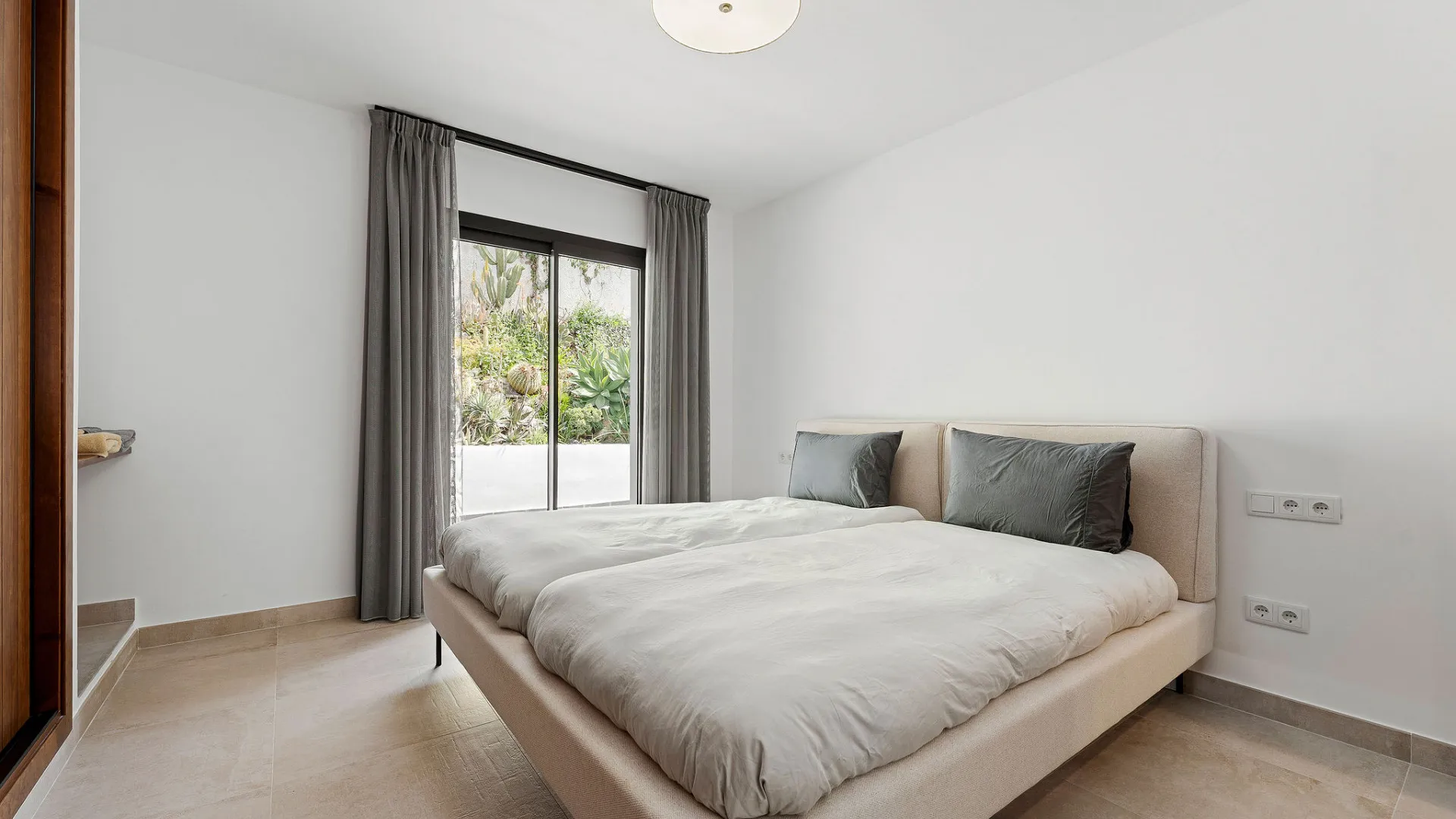 Villa for sale in Elviria with 4 bedrooms