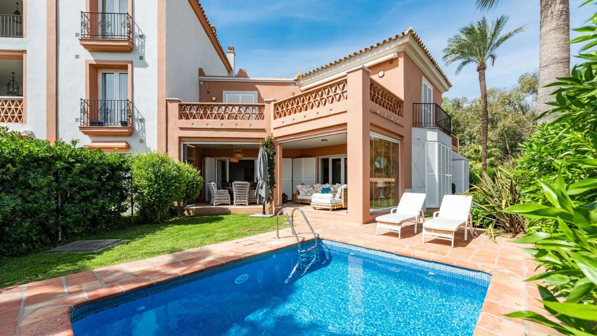 Buy La Perla de la Bahía semi detached villa with 5 bedrooms