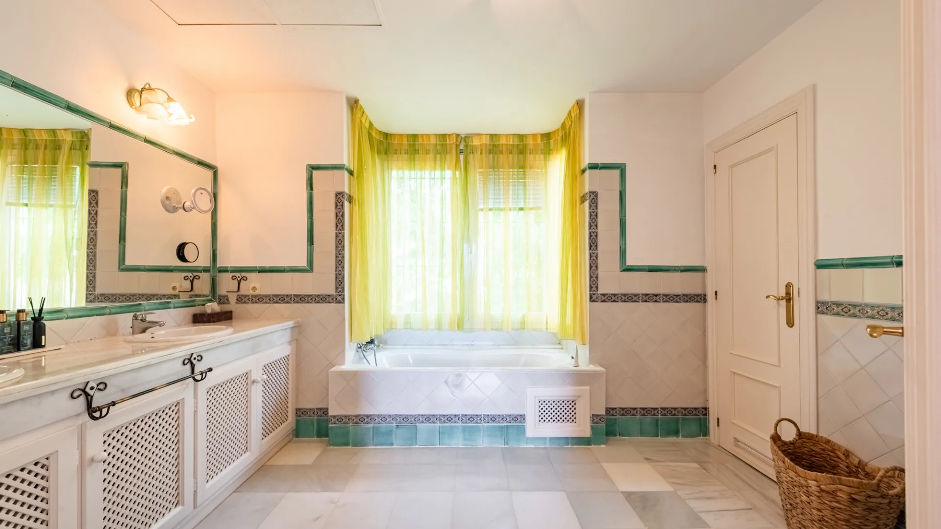 Buy La Perla de la Bahía semi detached villa with 5 bedrooms