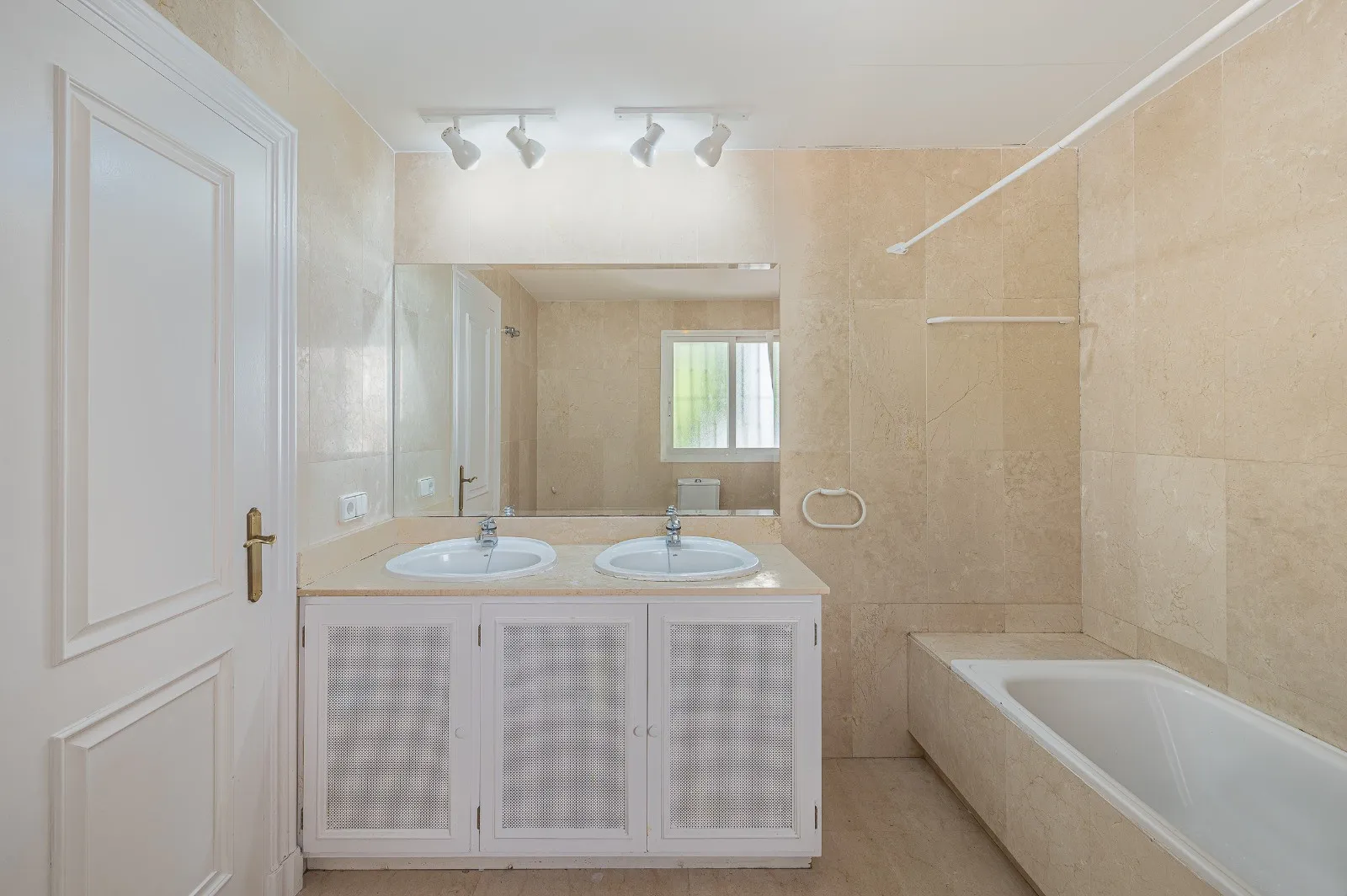 For sale La Quinta town house with 4 bedrooms