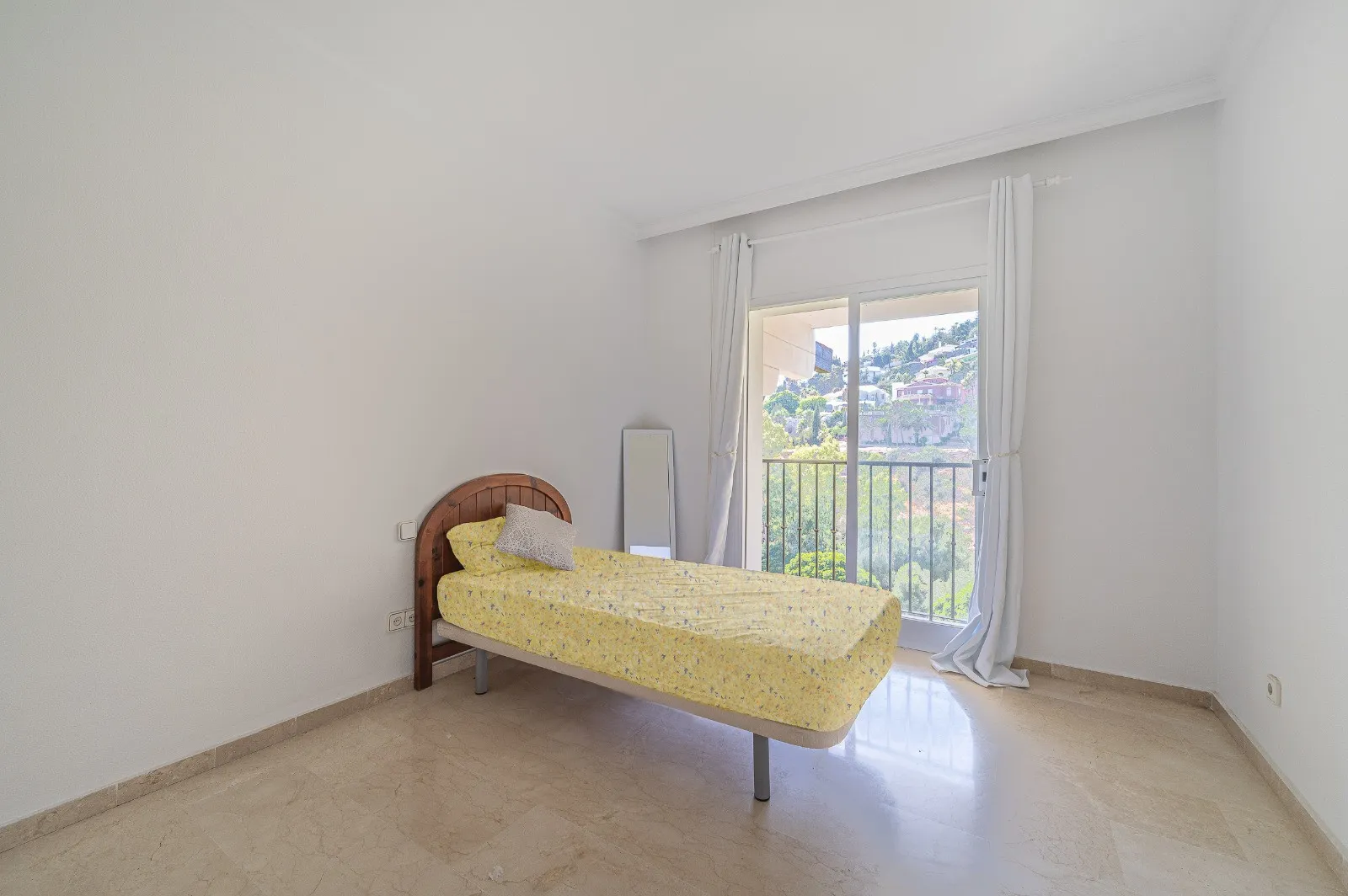 For sale La Quinta town house with 4 bedrooms