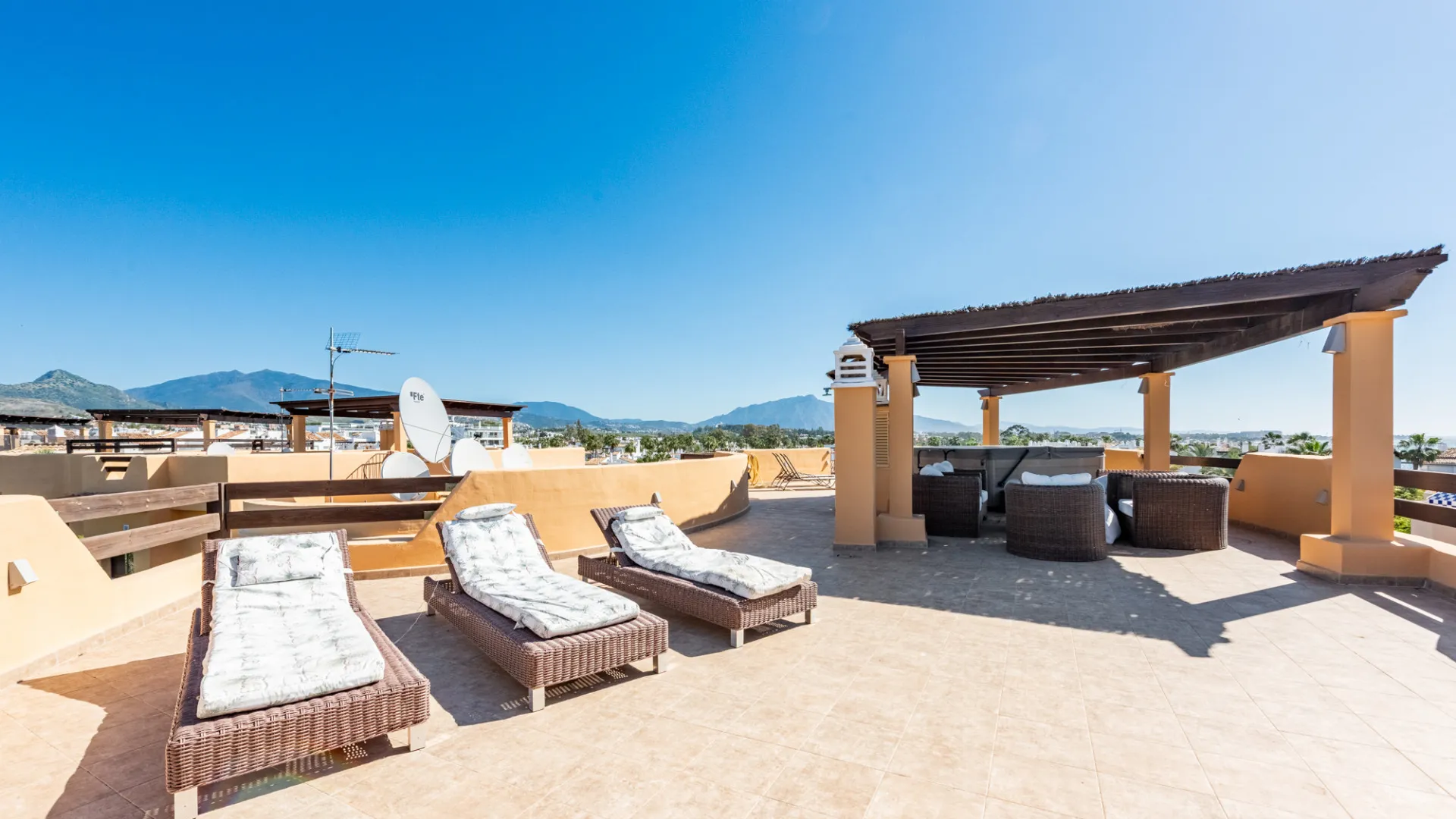 3 bedrooms penthouse for sale in Costalita