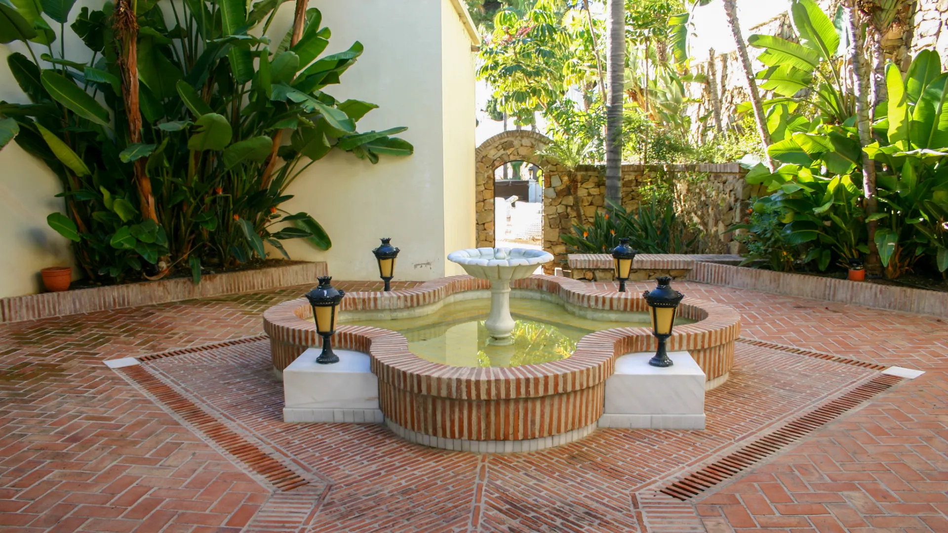 Villa for sale in Paraiso Alto with 16 bedrooms