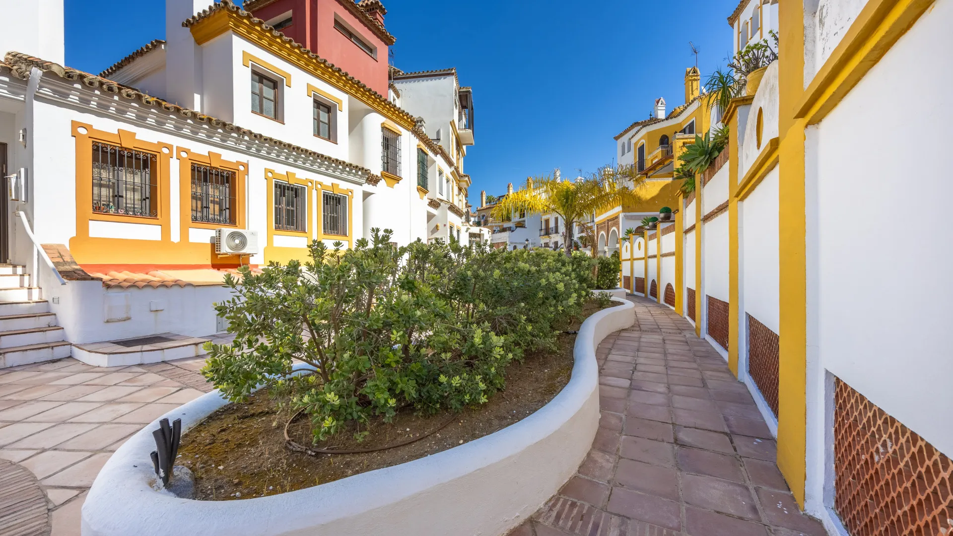 Semi detached house for sale in Alcaidesa Costa with 3 bedrooms