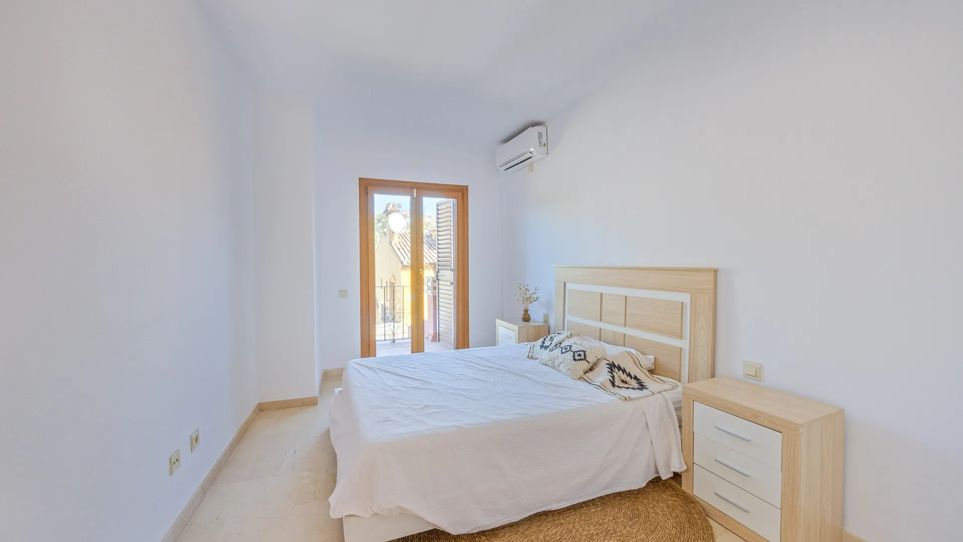 Semi detached house for sale in Alcaidesa Costa with 3 bedrooms