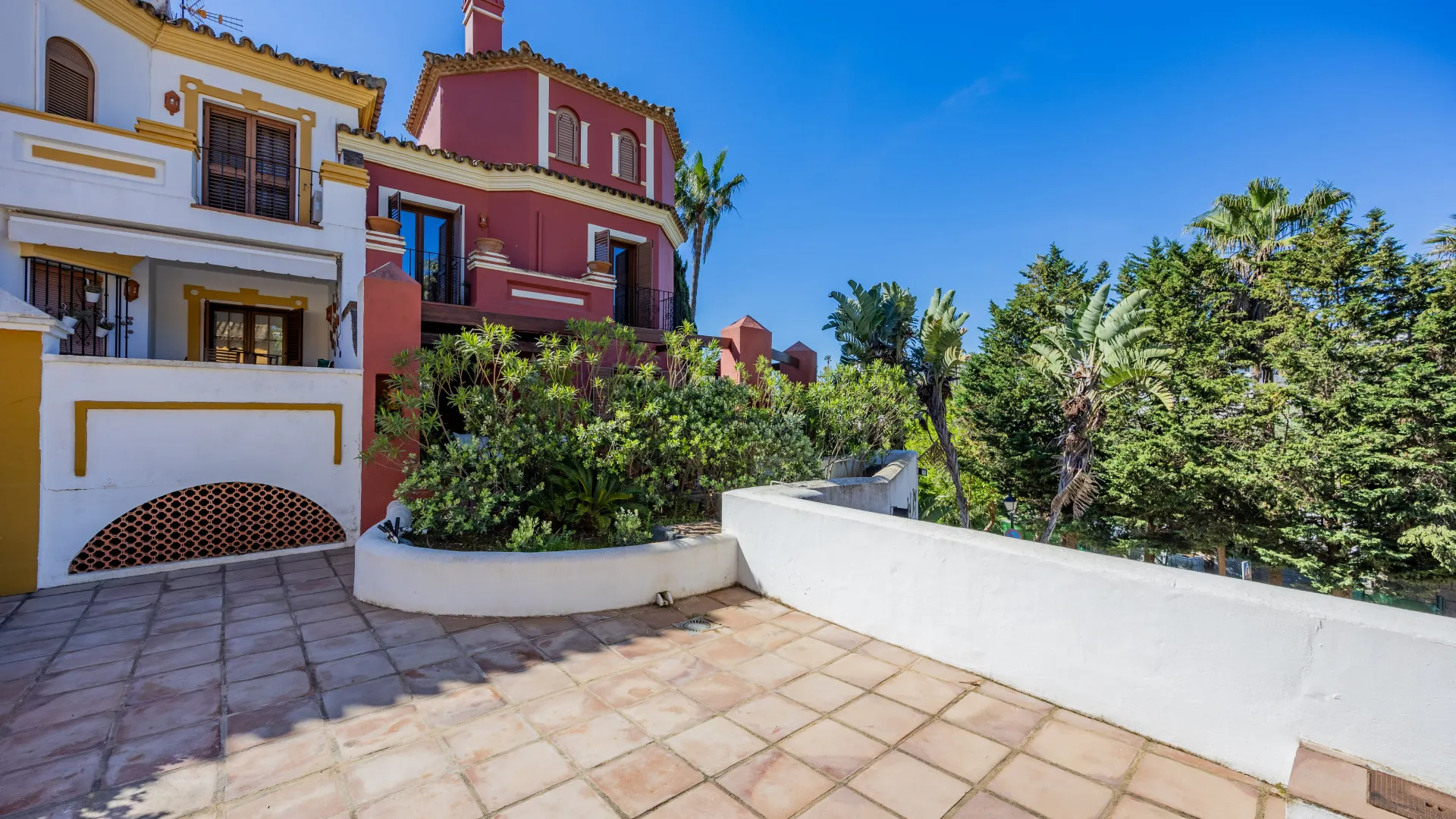 Semi detached house for sale in Alcaidesa Costa with 3 bedrooms