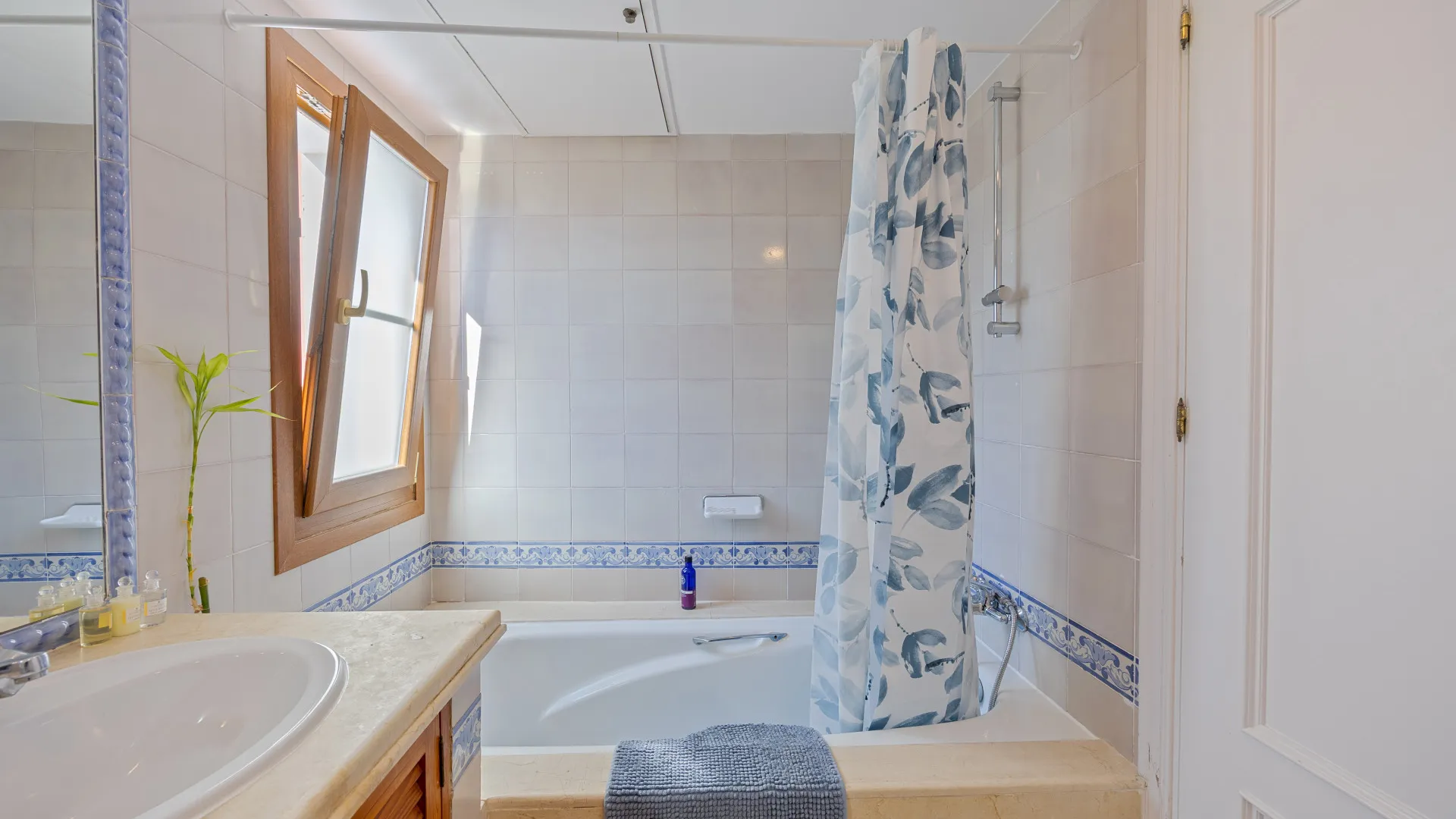 Semi detached house for sale in Alcaidesa Costa with 3 bedrooms