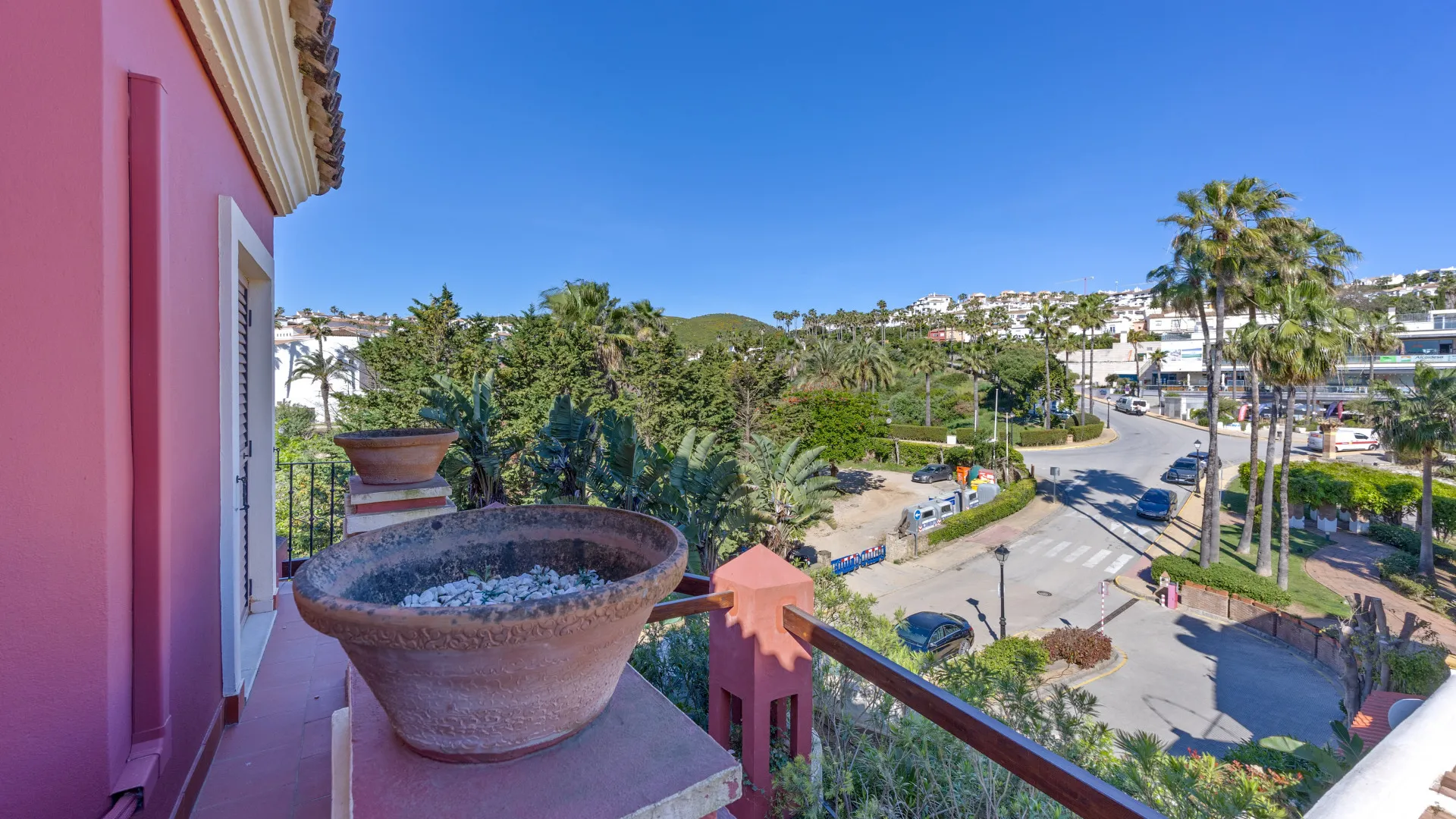 Semi detached house for sale in Alcaidesa Costa with 3 bedrooms