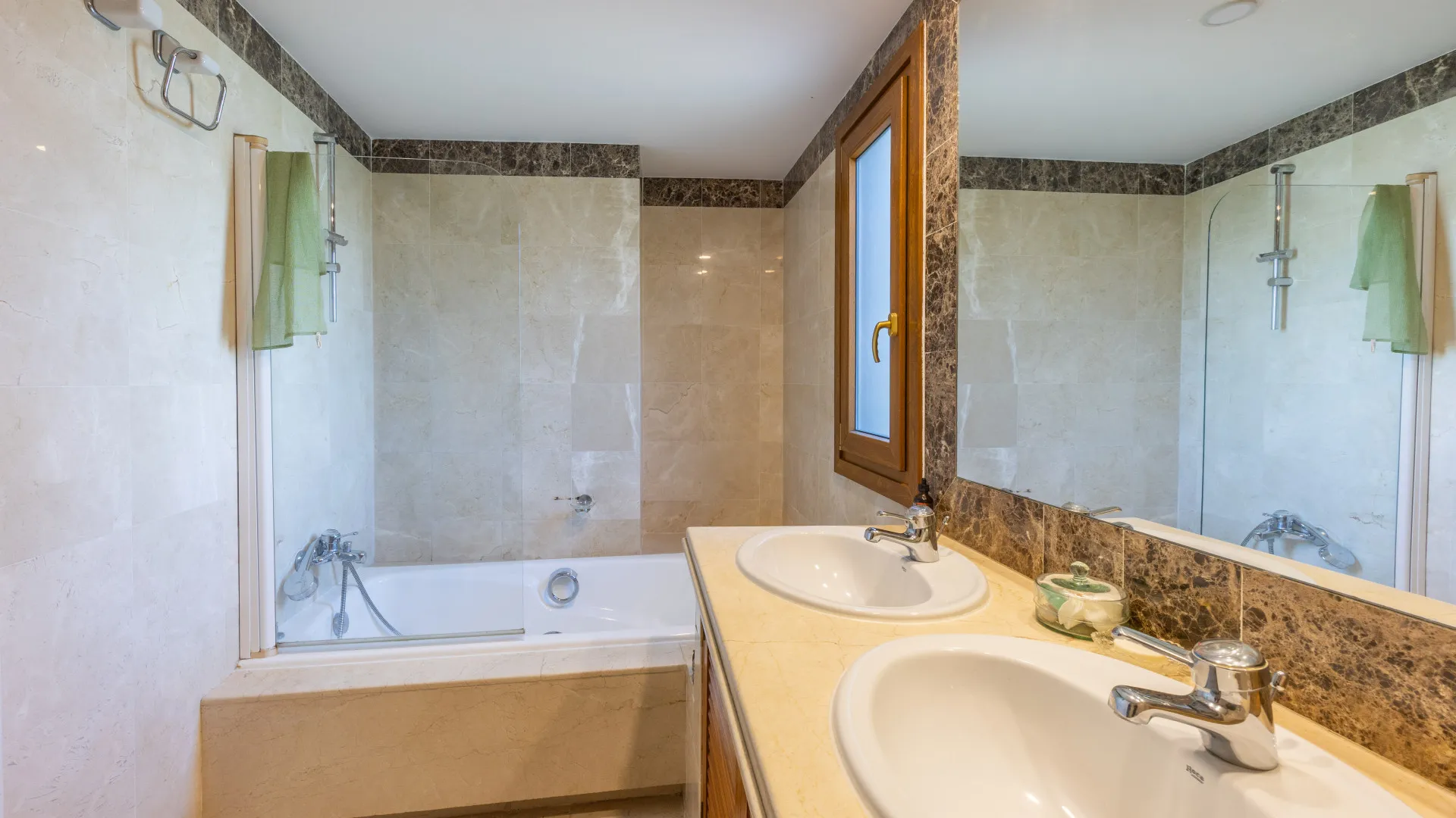 Semi detached house for sale in Alcaidesa Costa with 3 bedrooms