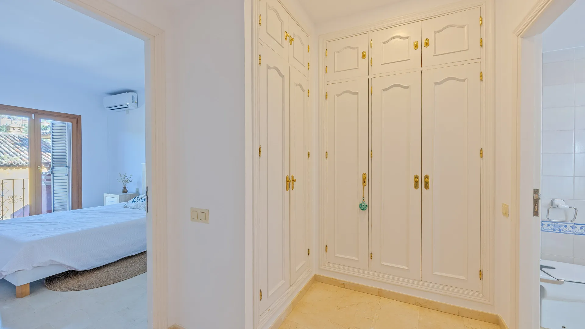 Semi detached house for sale in Alcaidesa Costa with 3 bedrooms