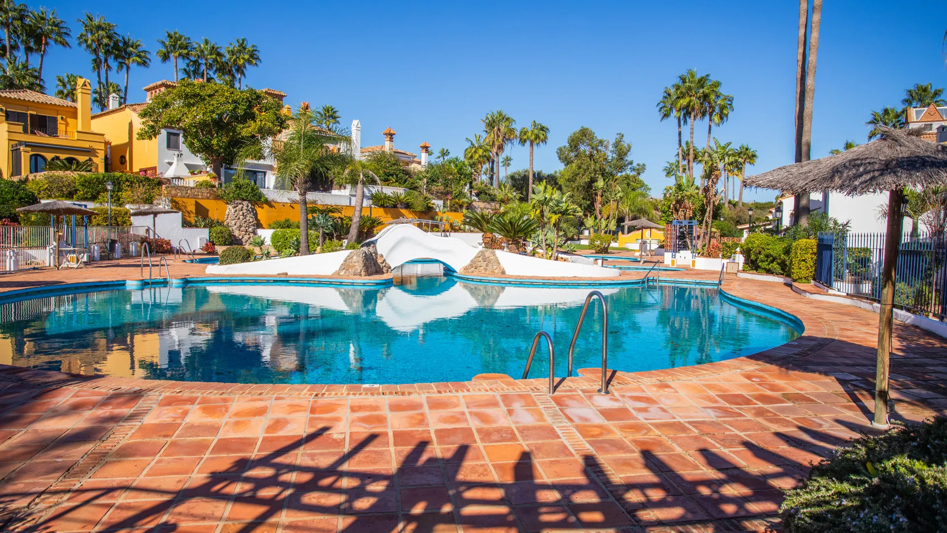 Semi detached house for sale in Alcaidesa Costa with 3 bedrooms