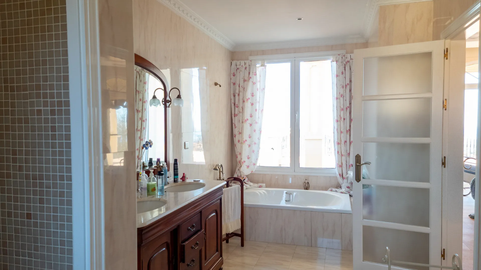 Forest Hills 7 bedrooms villa for sale