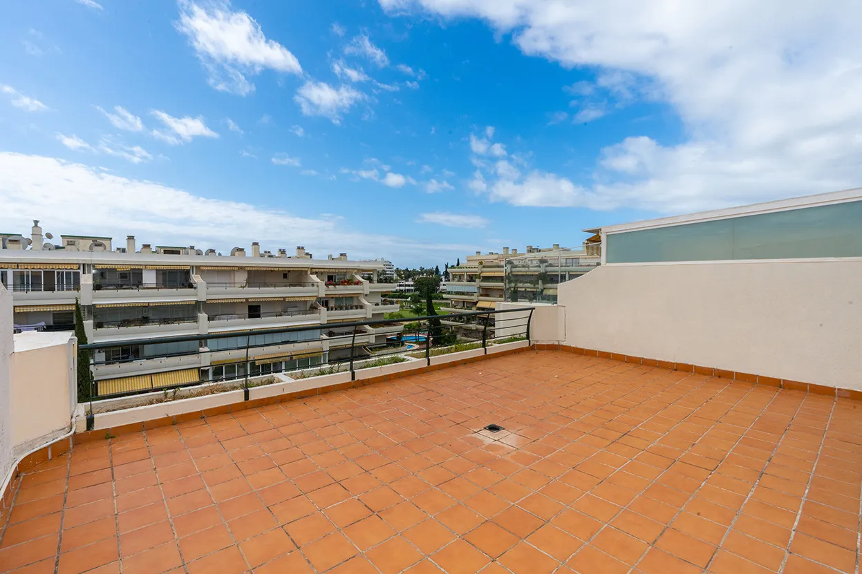 Se vende atico duplex en Guadalmina Alta