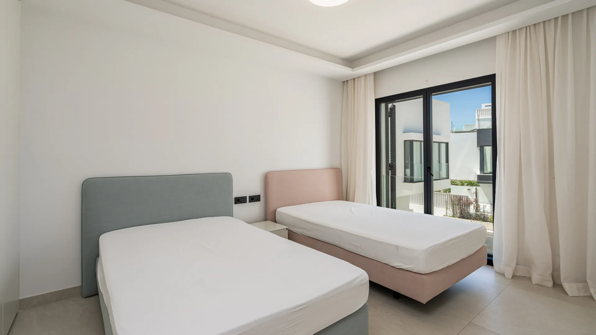 Town house with 4 bedrooms for sale in The Island