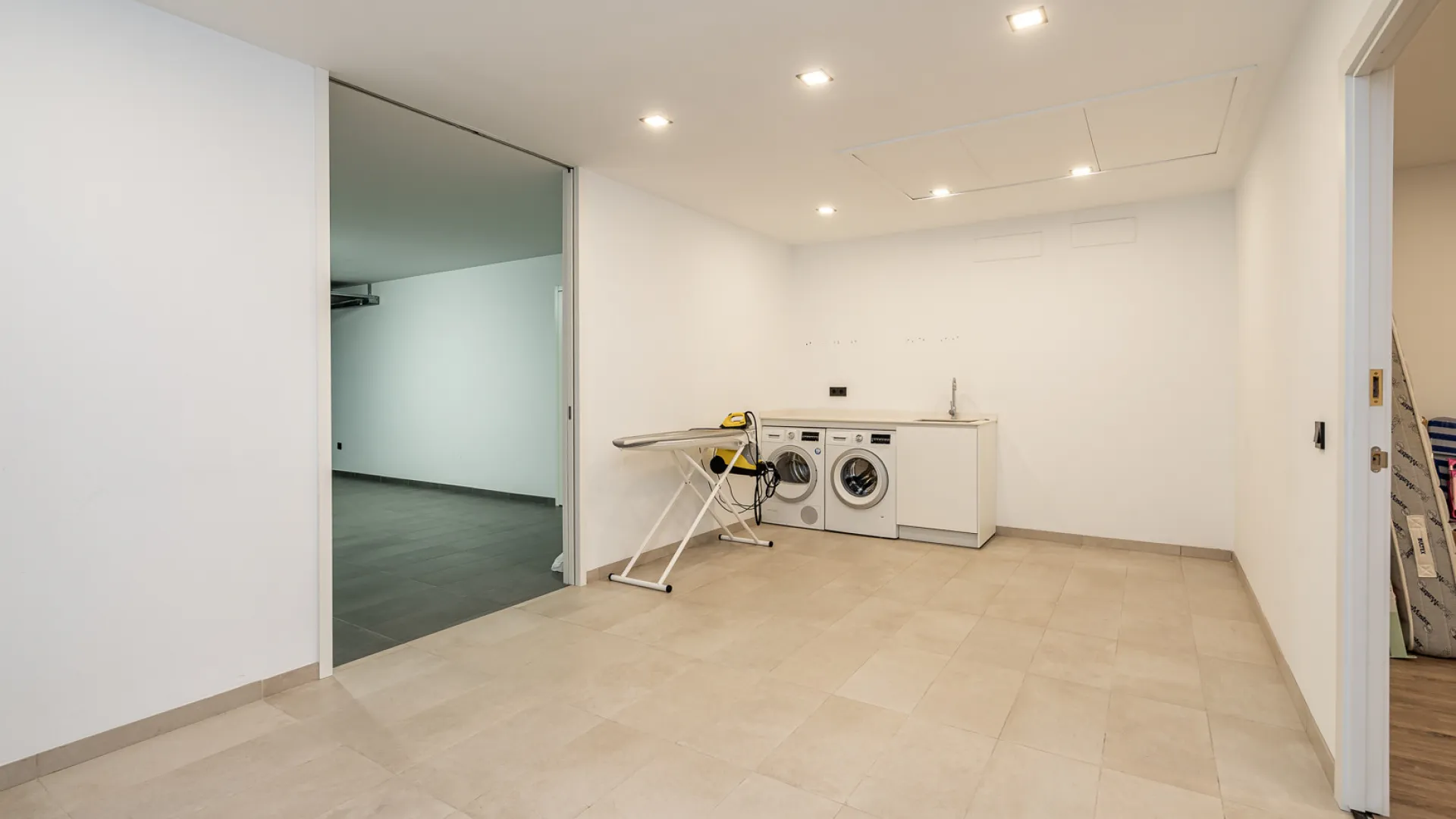 Town house with 4 bedrooms for sale in The Island