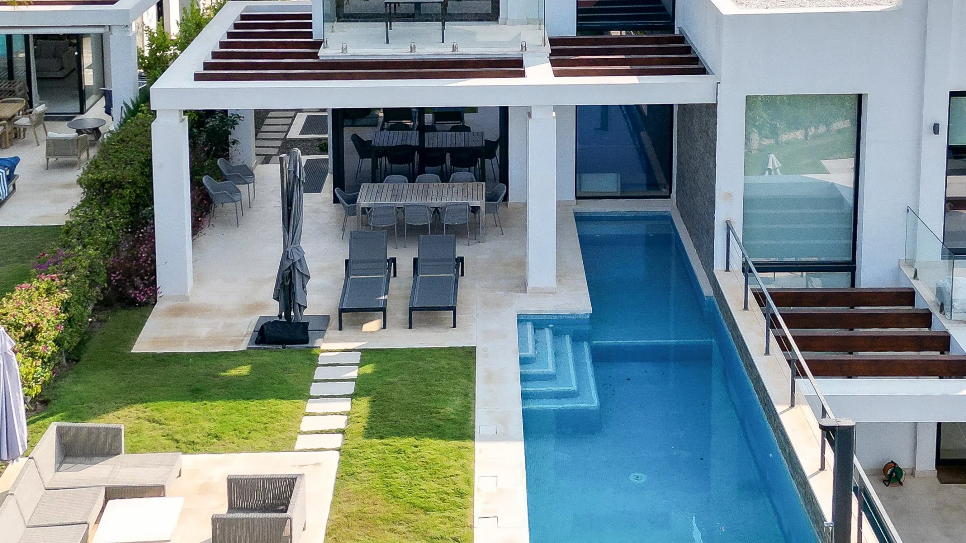 5 bedrooms semi detached villa for sale in Cabopino