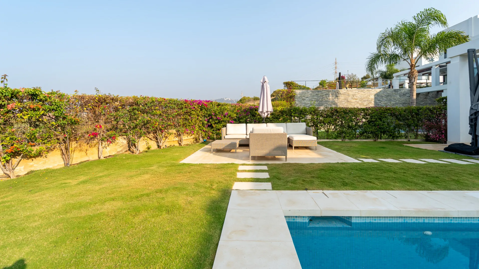 5 bedrooms semi detached villa for sale in Cabopino