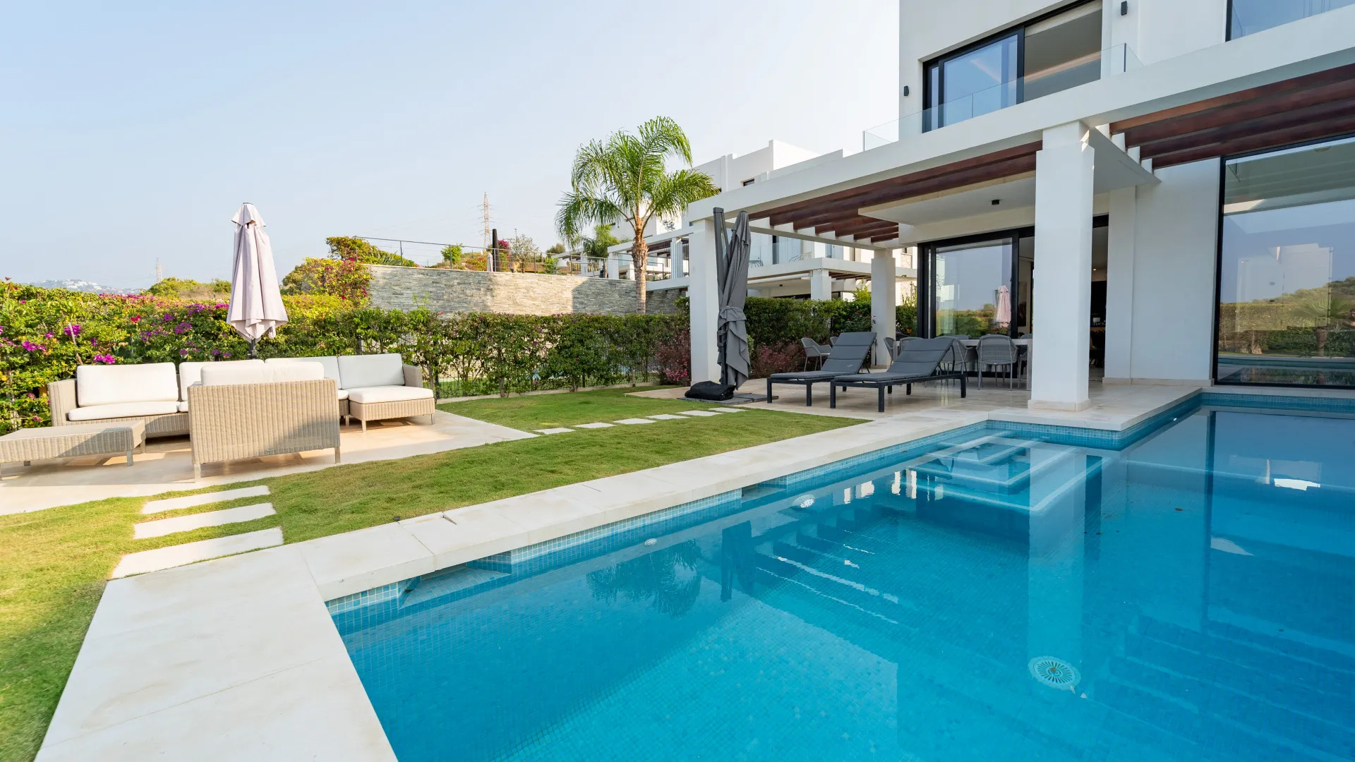 5 bedrooms semi detached villa for sale in Cabopino