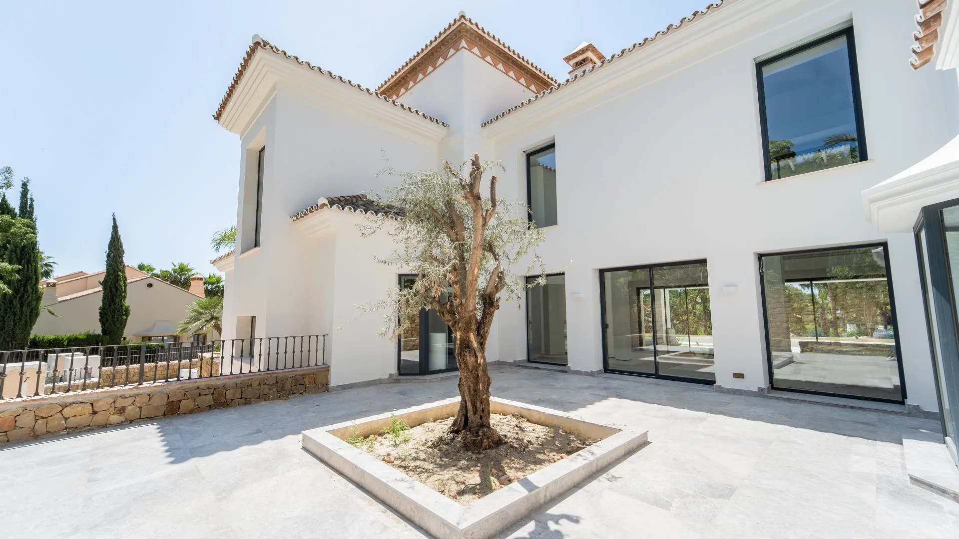Villa for sale in Sierra Blanca with 6 bedrooms