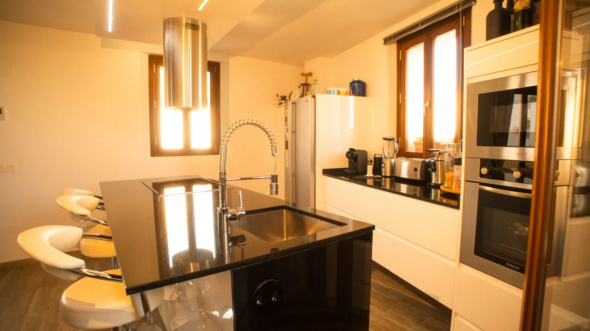 Buy unique building in Malaga with 4 bedrooms