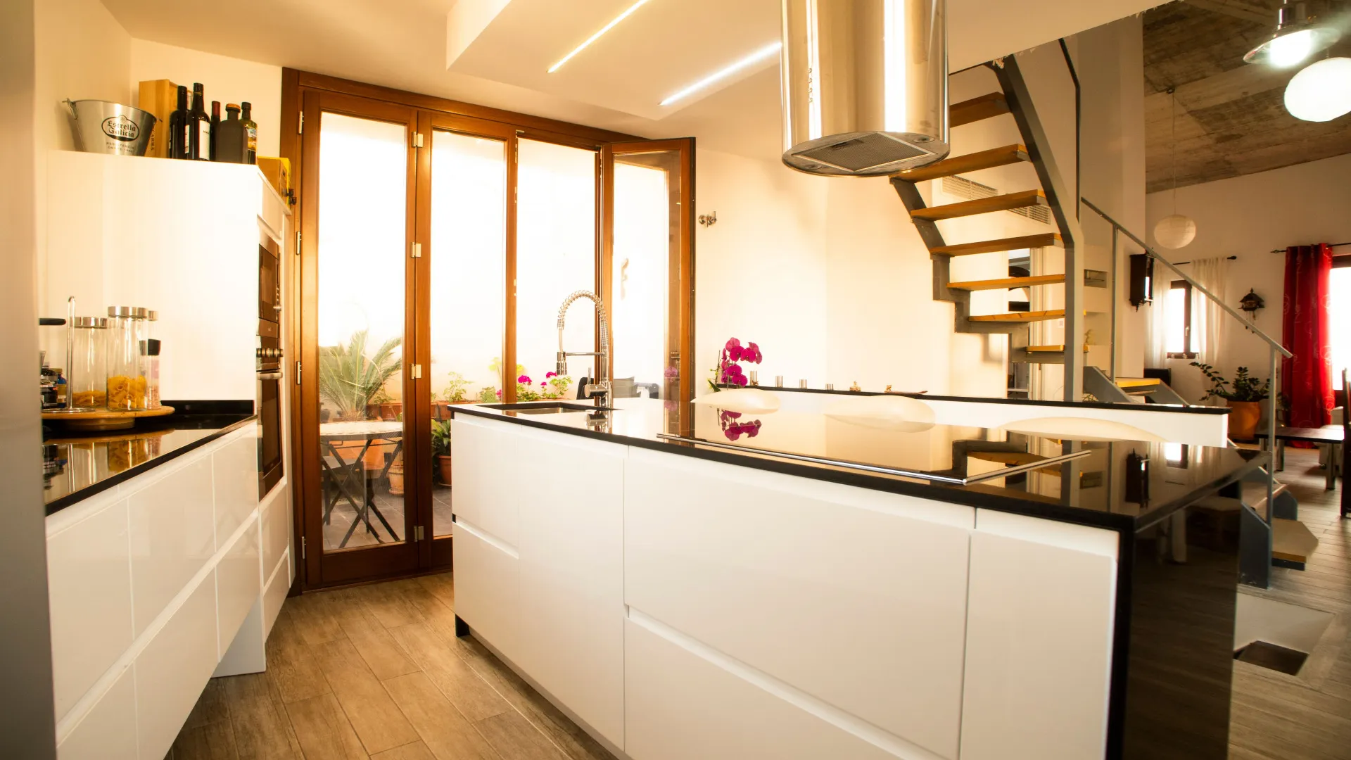 Buy unique building in Malaga with 4 bedrooms