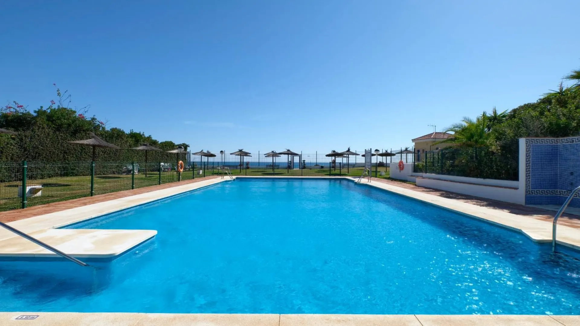 Penthouse for sale in Bahía de Estepona with 3 bedrooms